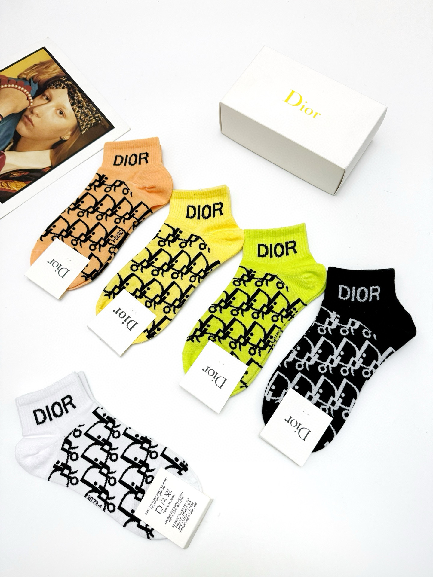  配包装
🌟【一盒5 双】
 🌟Dior 迪奥 经典字母logo 纯棉短袜   ，ins超火爆短袜，纯棉