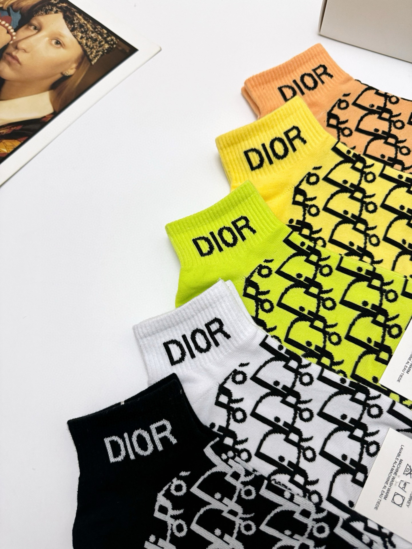  配包装
🌟【一盒5 双】
 🌟Dior 迪奥 经典字母logo 纯棉短袜   ，ins超火爆短袜，纯棉