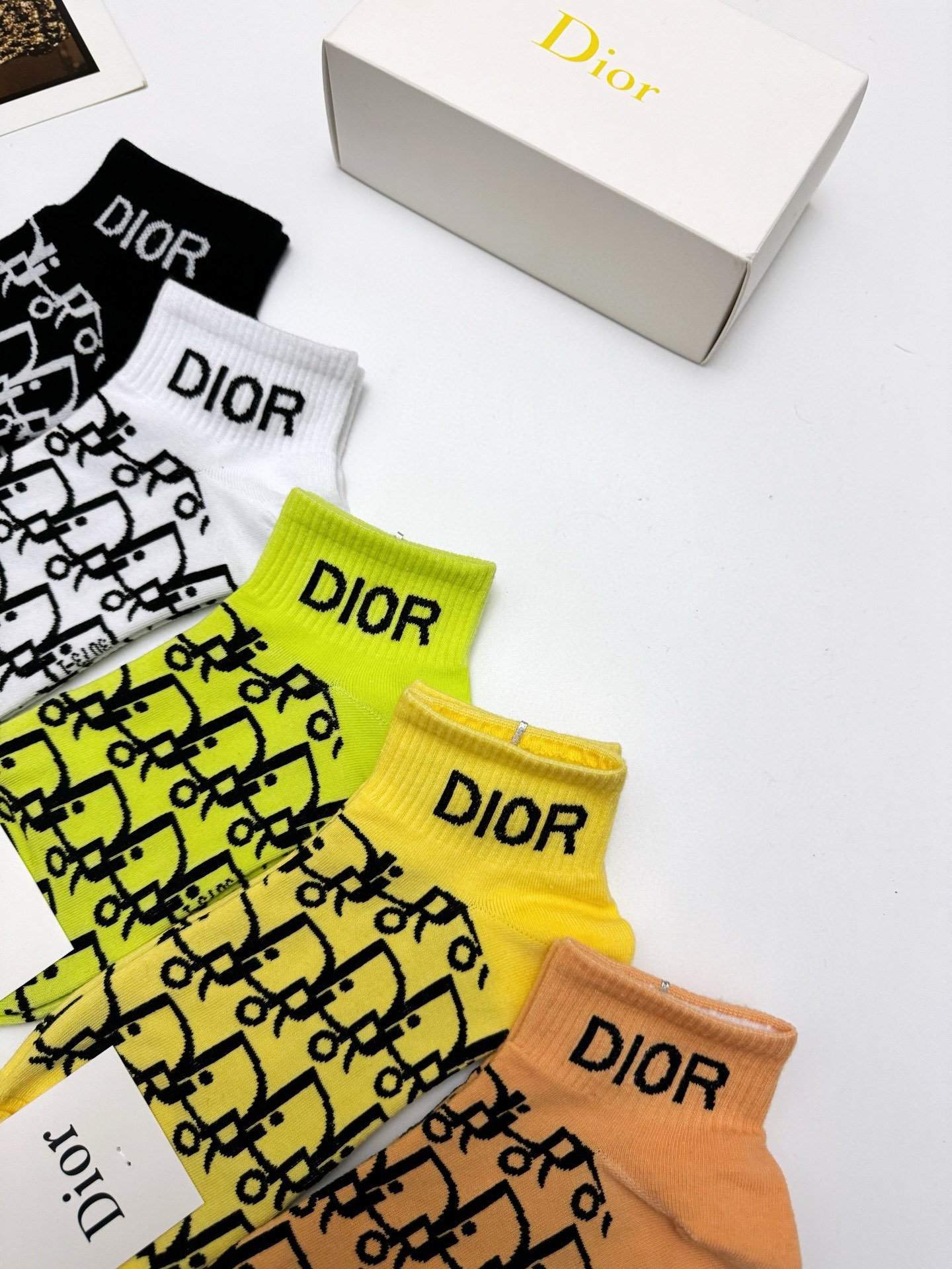  配包装
🌟【一盒5 双】
 🌟Dior 迪奥 经典字母logo 纯棉短袜   ，ins超火爆短袜，纯棉