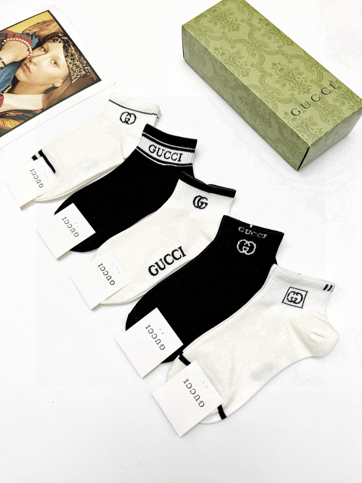  配包装
🌟【一盒5 双】
 🌟Gucci 古琦 经典字母logo 双G 短袜   ，ins超火爆短袜，