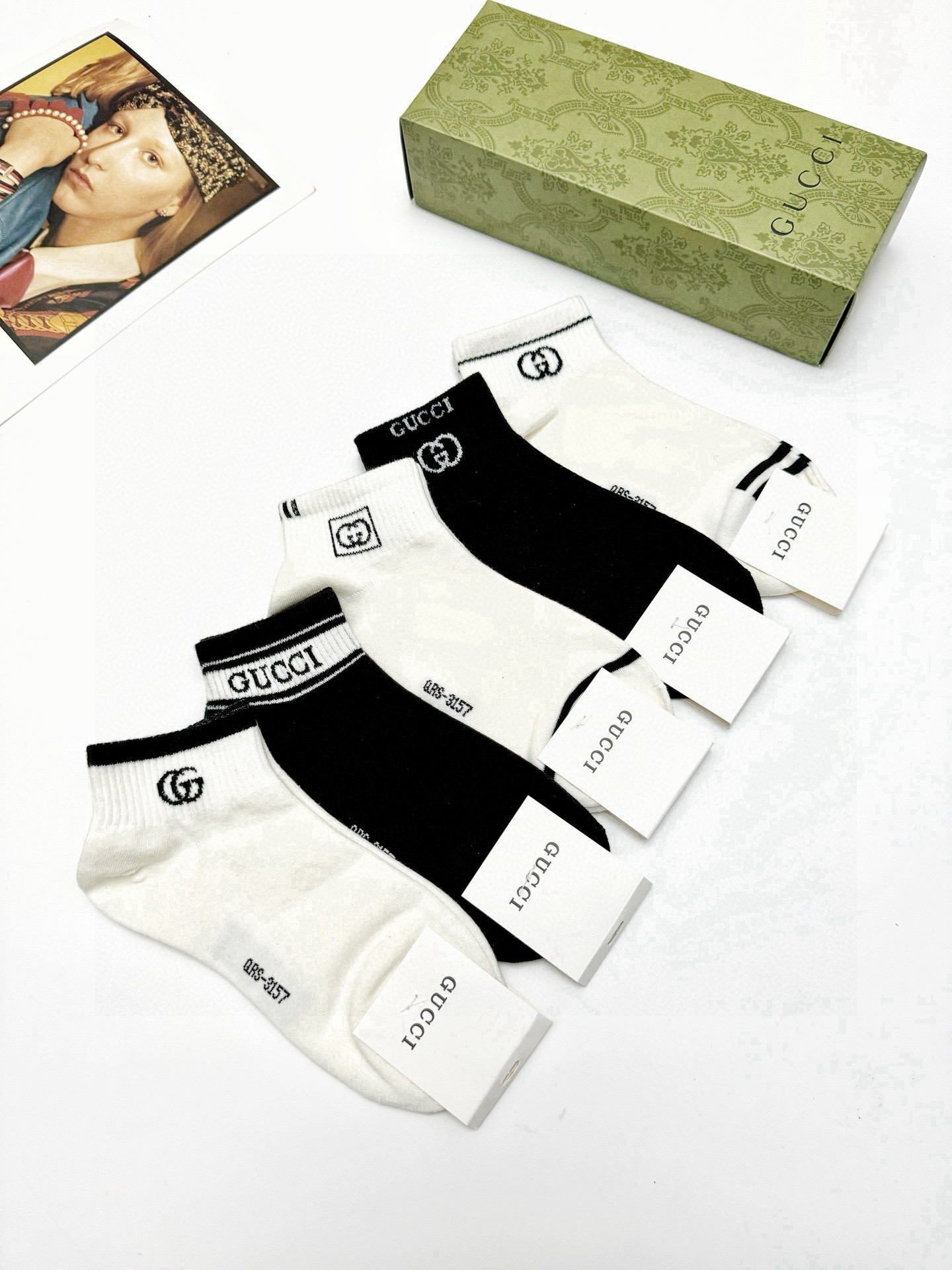  配包装
🌟【一盒5 双】
 🌟Gucci 古琦 经典字母logo 双G 短袜   ，ins超火爆短袜，