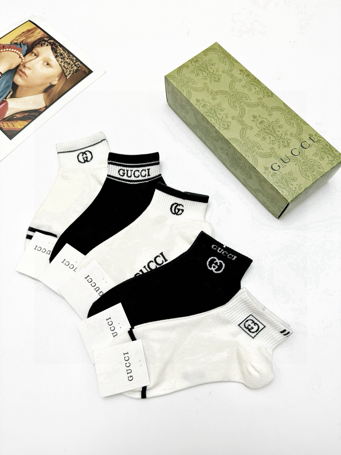  配包装
🌟【一盒5 双】
 🌟Gucci 古琦 经典字母logo 双G 短袜   ，ins超火爆短袜，