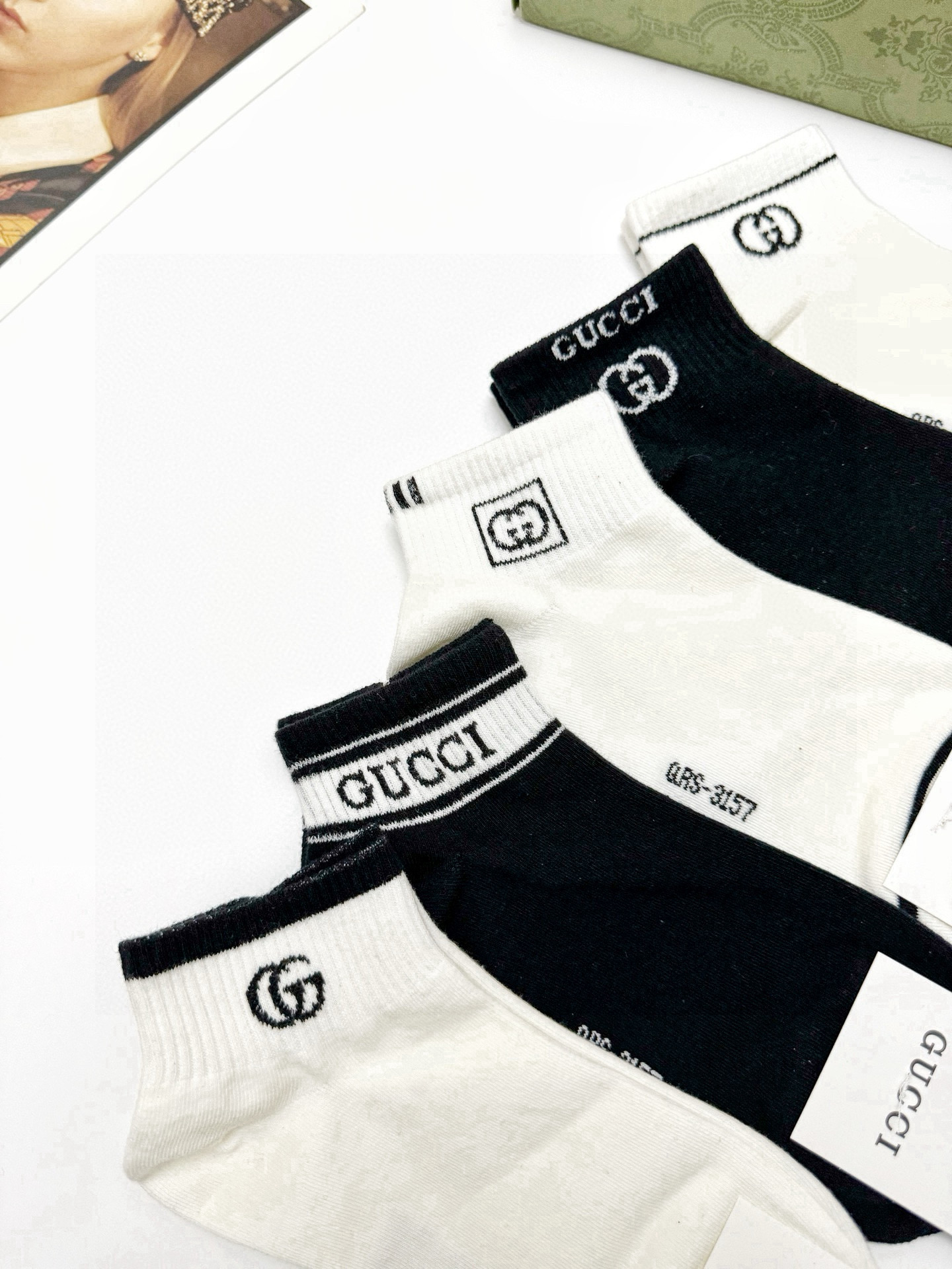  配包装
🌟【一盒5 双】
 🌟Gucci 古琦 经典字母logo 双G 短袜   ，ins超火爆短袜，