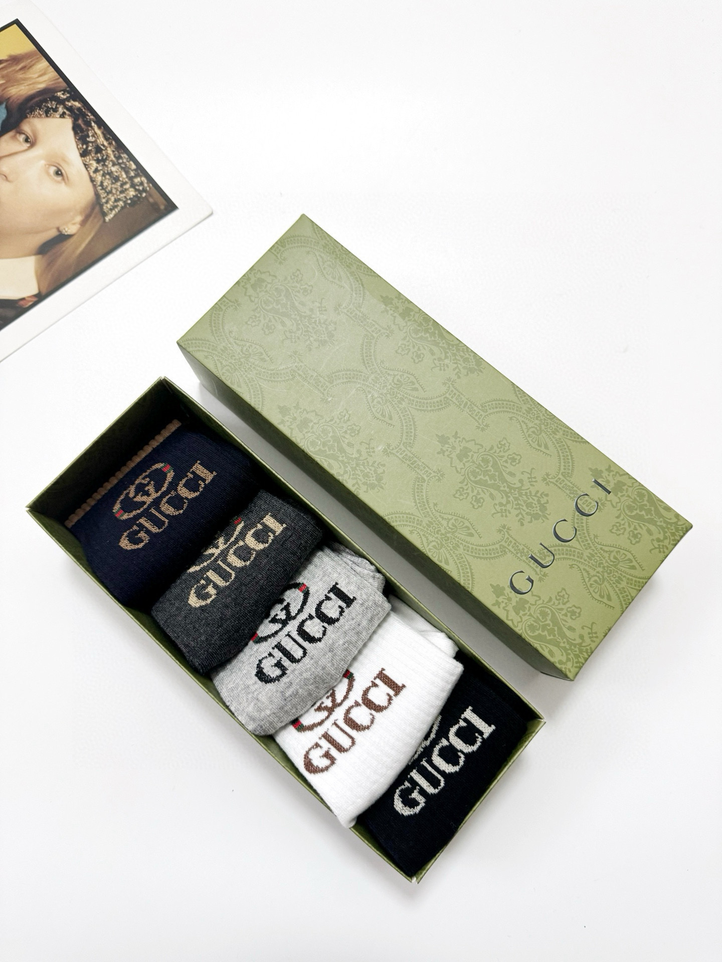  配包装
🌟【一盒5 双】
 🌟Gucci 古琦 经典字母logo 双G 短筒袜   ，ins超火爆短袜