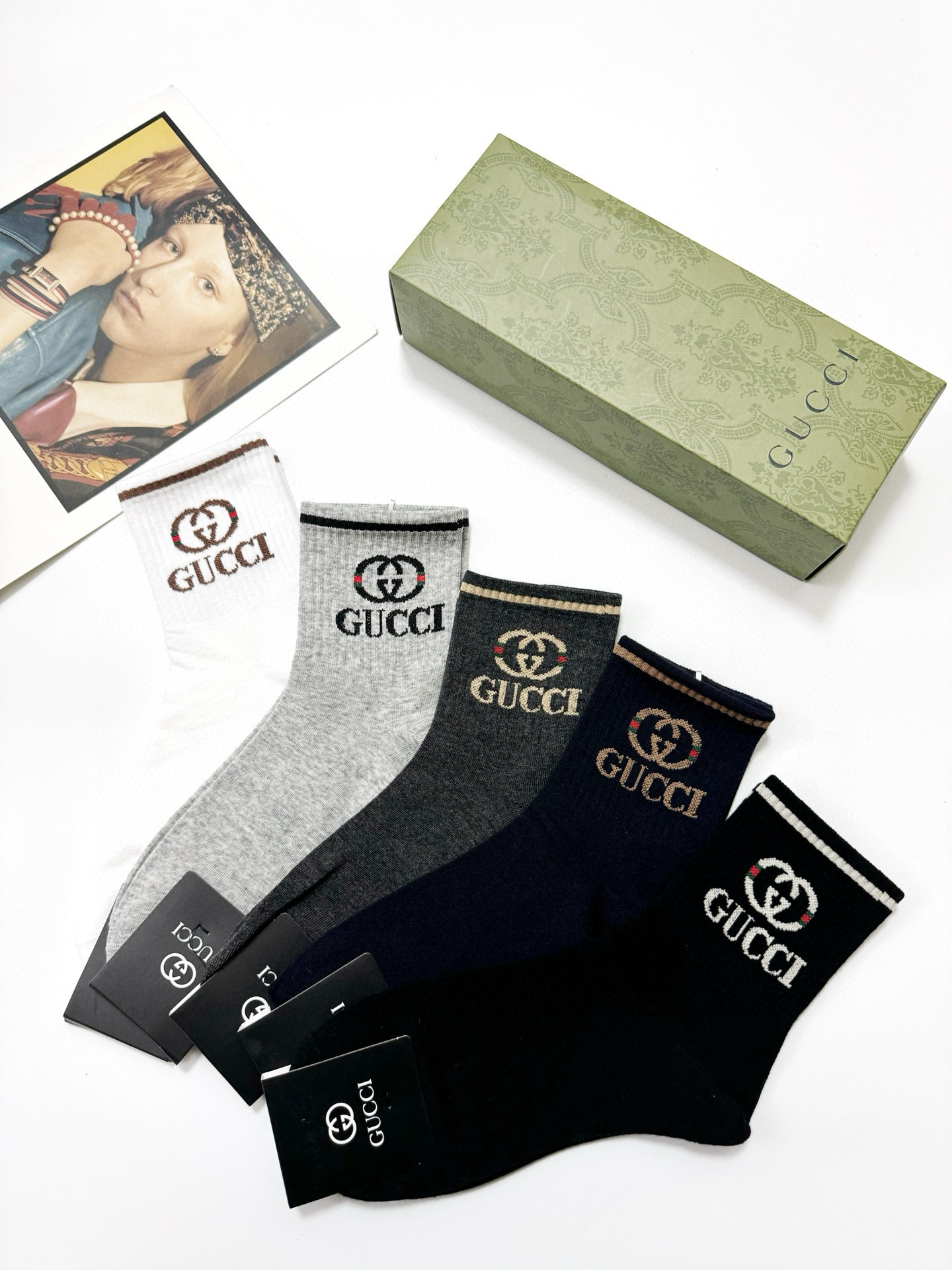  配包装
🌟【一盒5 双】
 🌟Gucci 古琦 经典字母logo 双G 短筒袜   ，ins超火爆短袜