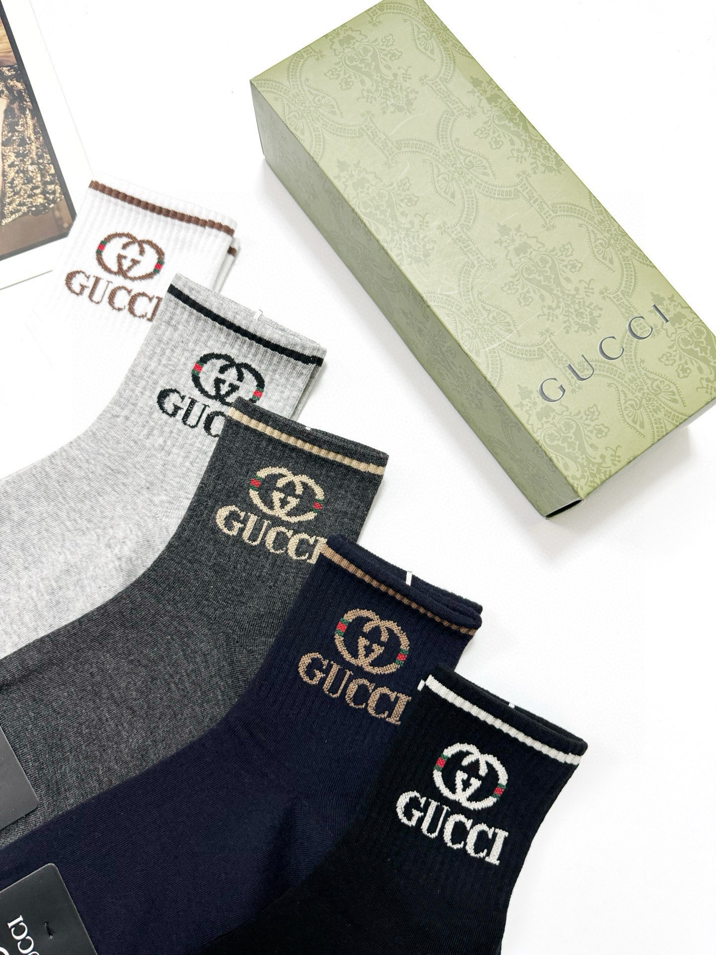  配包装
🌟【一盒5 双】
 🌟Gucci 古琦 经典字母logo 双G 短筒袜   ，ins超火爆短袜