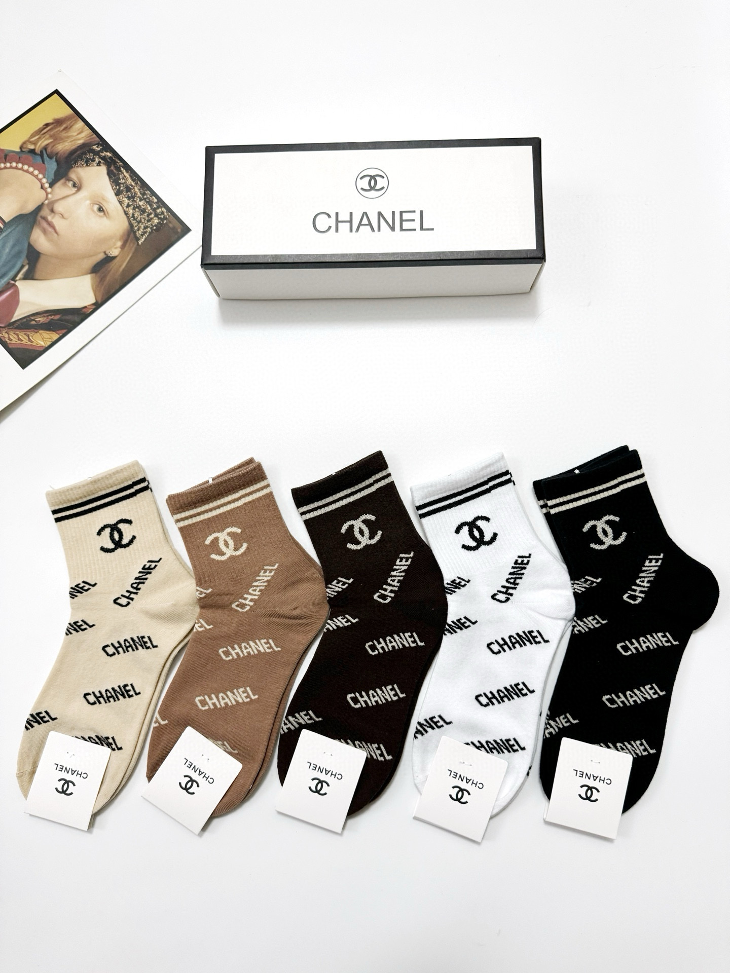  配包装
🌟【一盒5 双】
 🌟Chanel 香奈儿 经典字母logo 双C短筒袜   ，ins超火爆短