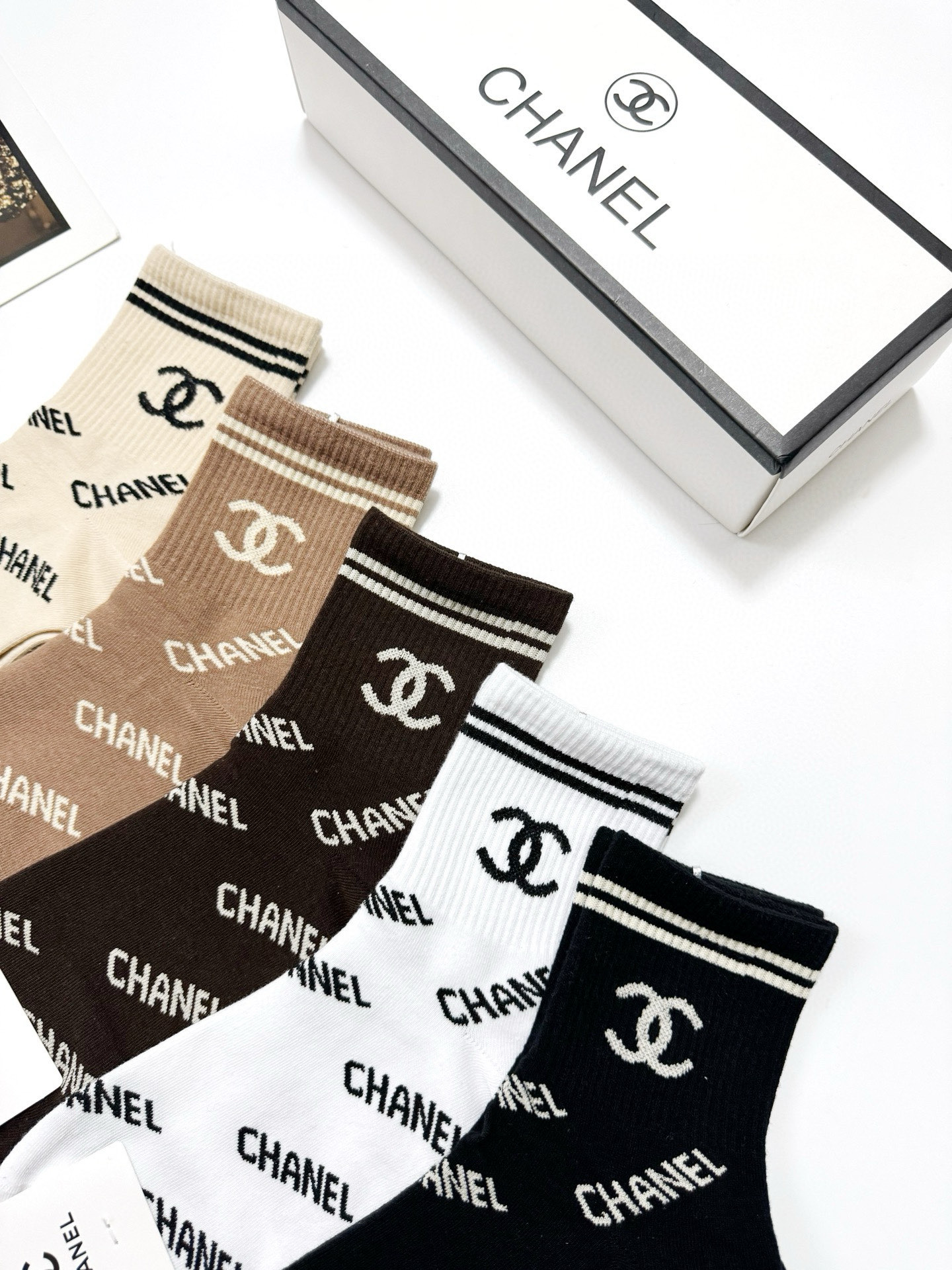  配包装
🌟【一盒5 双】
 🌟Chanel 香奈儿 经典字母logo 双C短筒袜   ，ins超火爆短