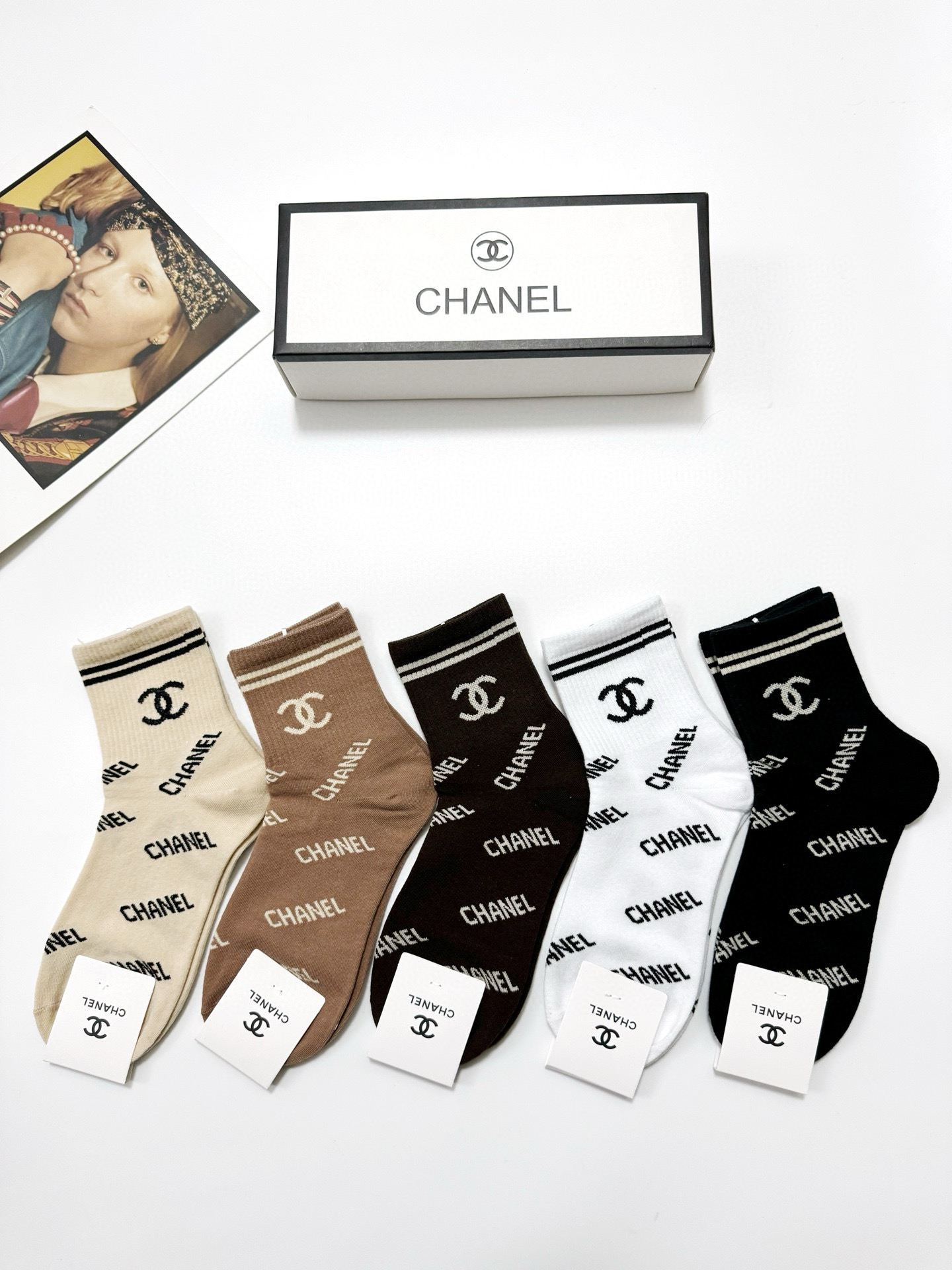  配包装
🌟【一盒5 双】
 🌟Chanel 香奈儿 经典字母logo 双C短筒袜   ，ins超火爆短
