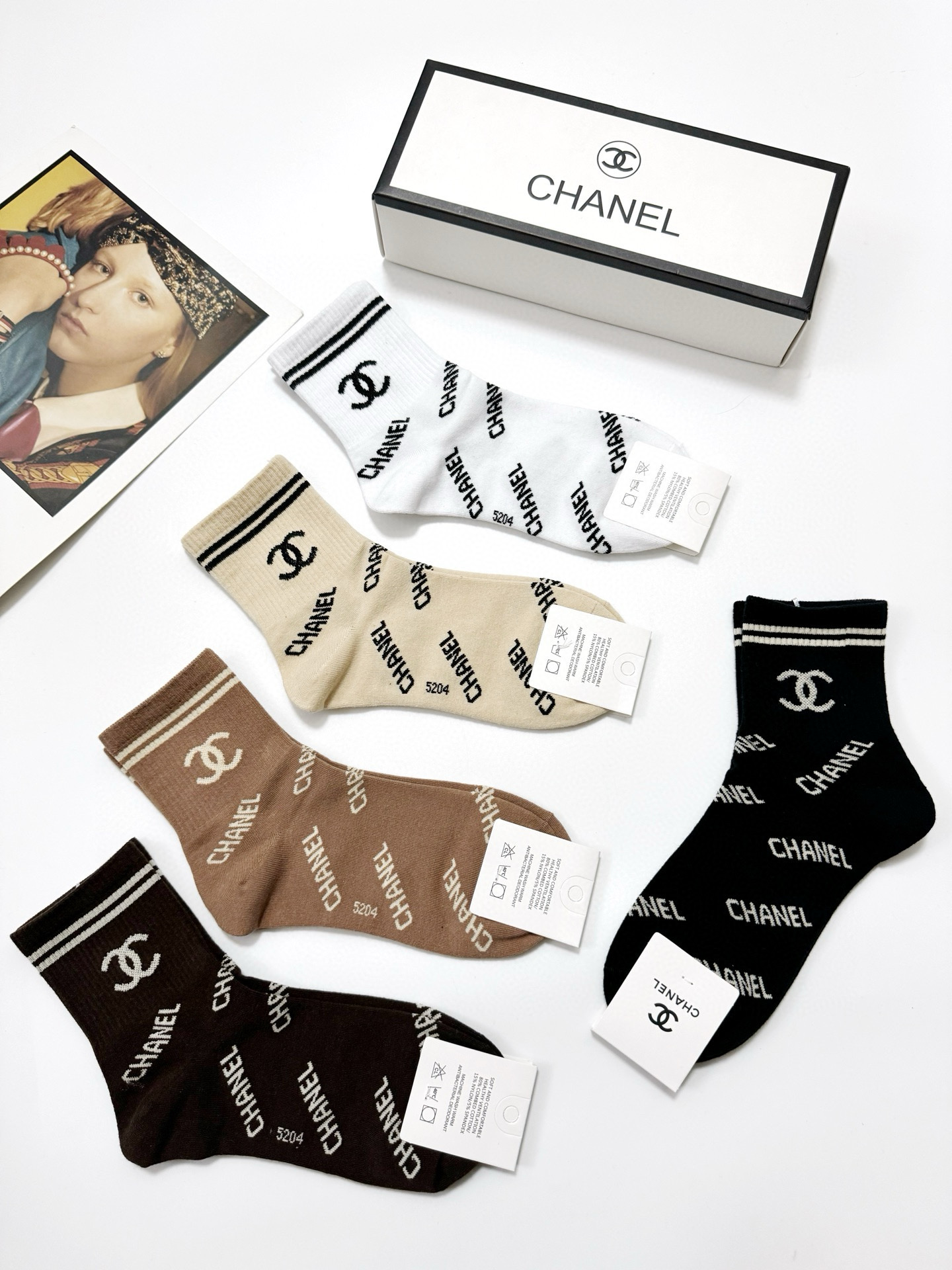  配包装
🌟【一盒5 双】
 🌟Chanel 香奈儿 经典字母logo 双C短筒袜   ，ins超火爆短