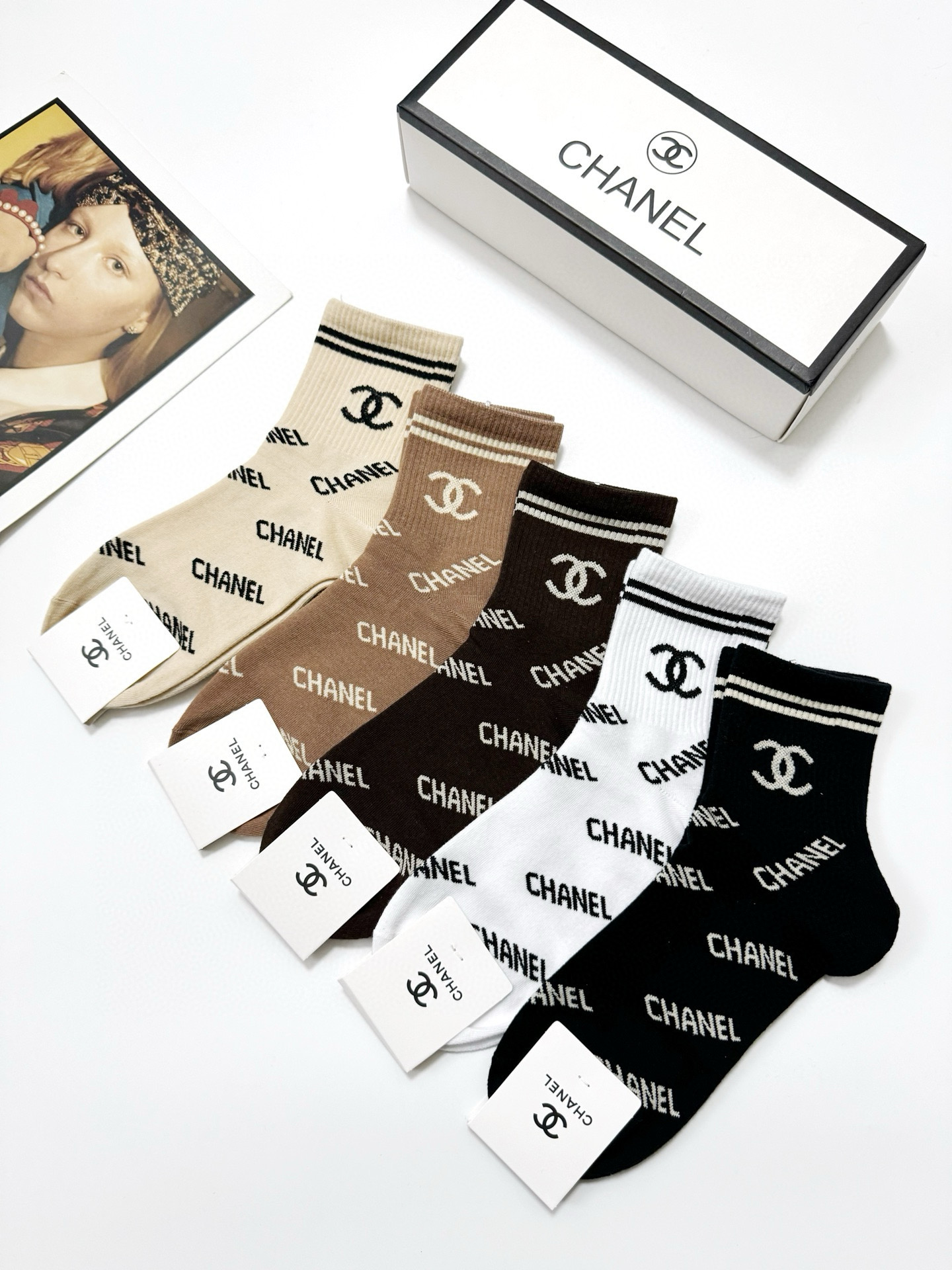  配包装
🌟【一盒5 双】
 🌟Chanel 香奈儿 经典字母logo 双C短筒袜   ，ins超火爆短