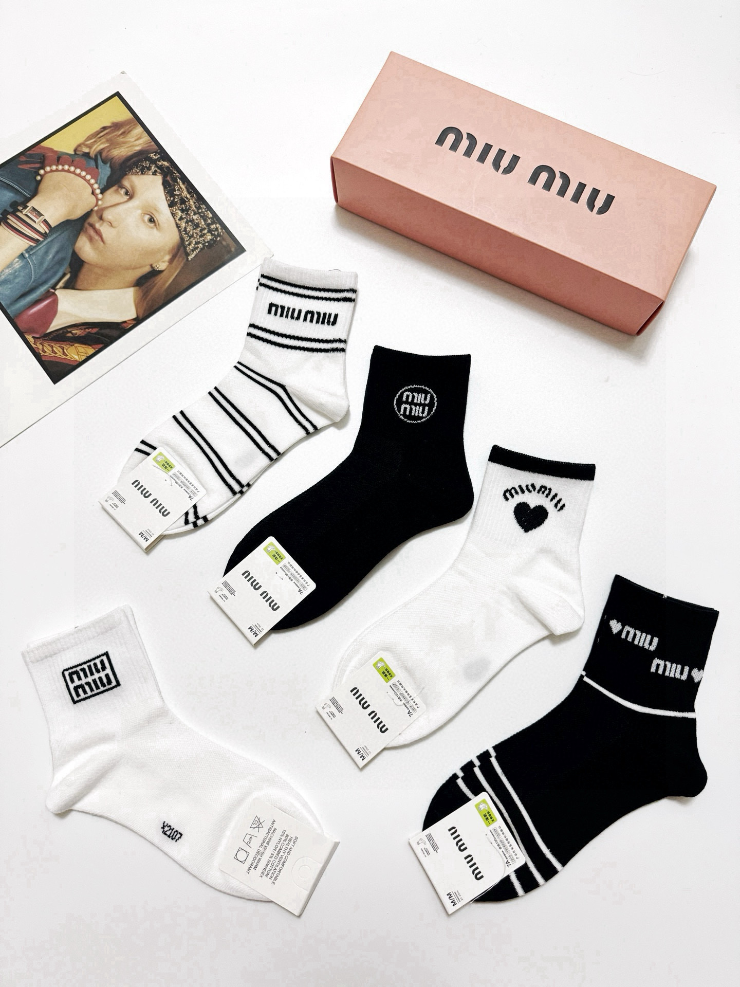  配包装
🌟【一盒5 双】
 🌟缪缪 miumiu 经典字母logo 短筒袜   ，ins超火爆短袜，纯