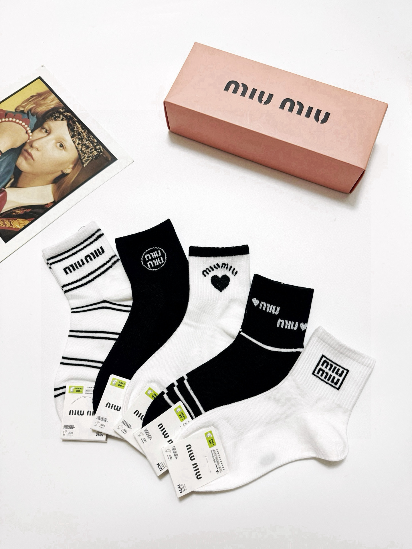  配包装
🌟【一盒5 双】
 🌟缪缪 miumiu 经典字母logo 短筒袜   ，ins超火爆短袜，纯