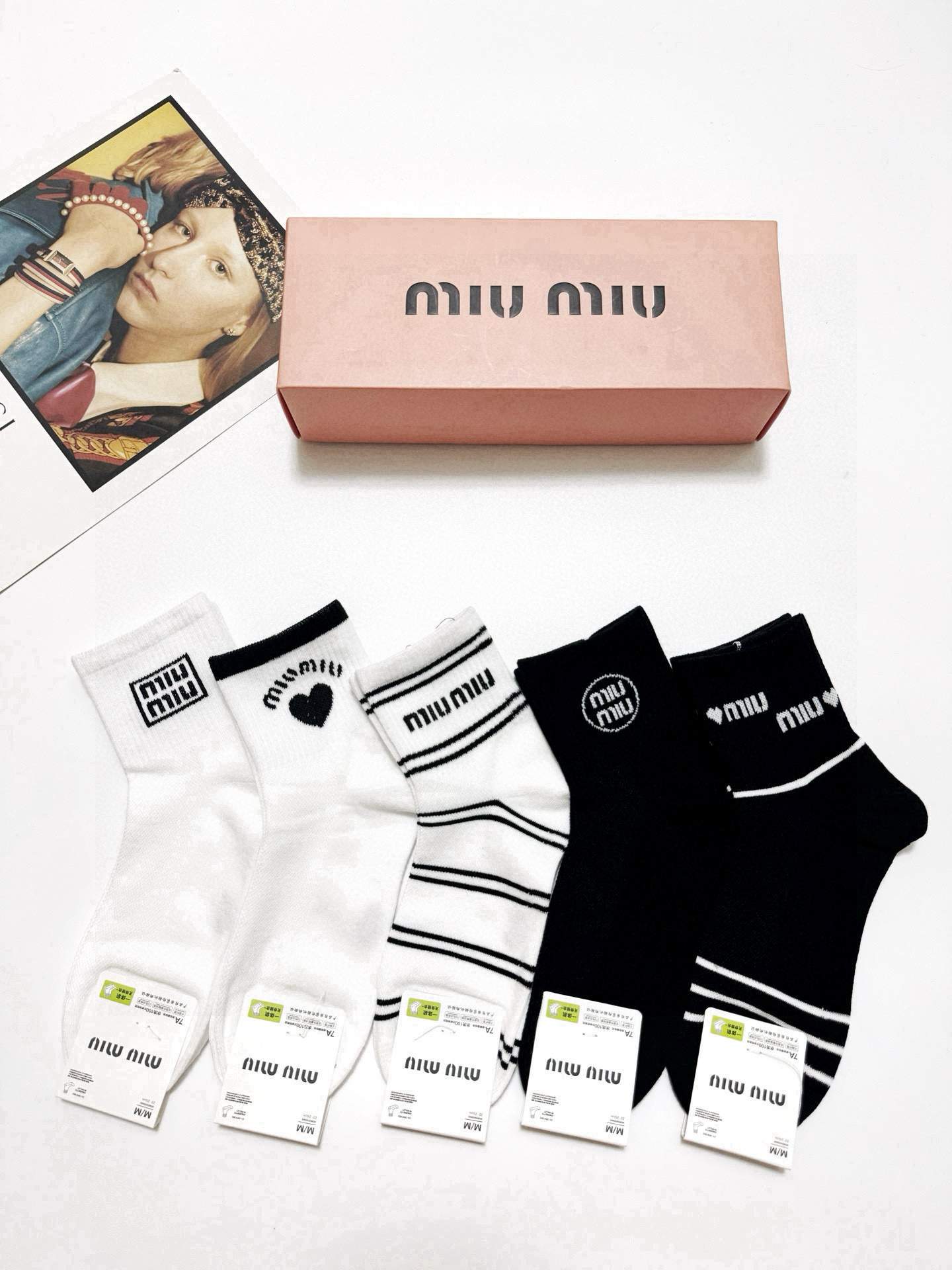  配包装
🌟【一盒5 双】
 🌟缪缪 miumiu 经典字母logo 短筒袜   ，ins超火爆短袜，纯