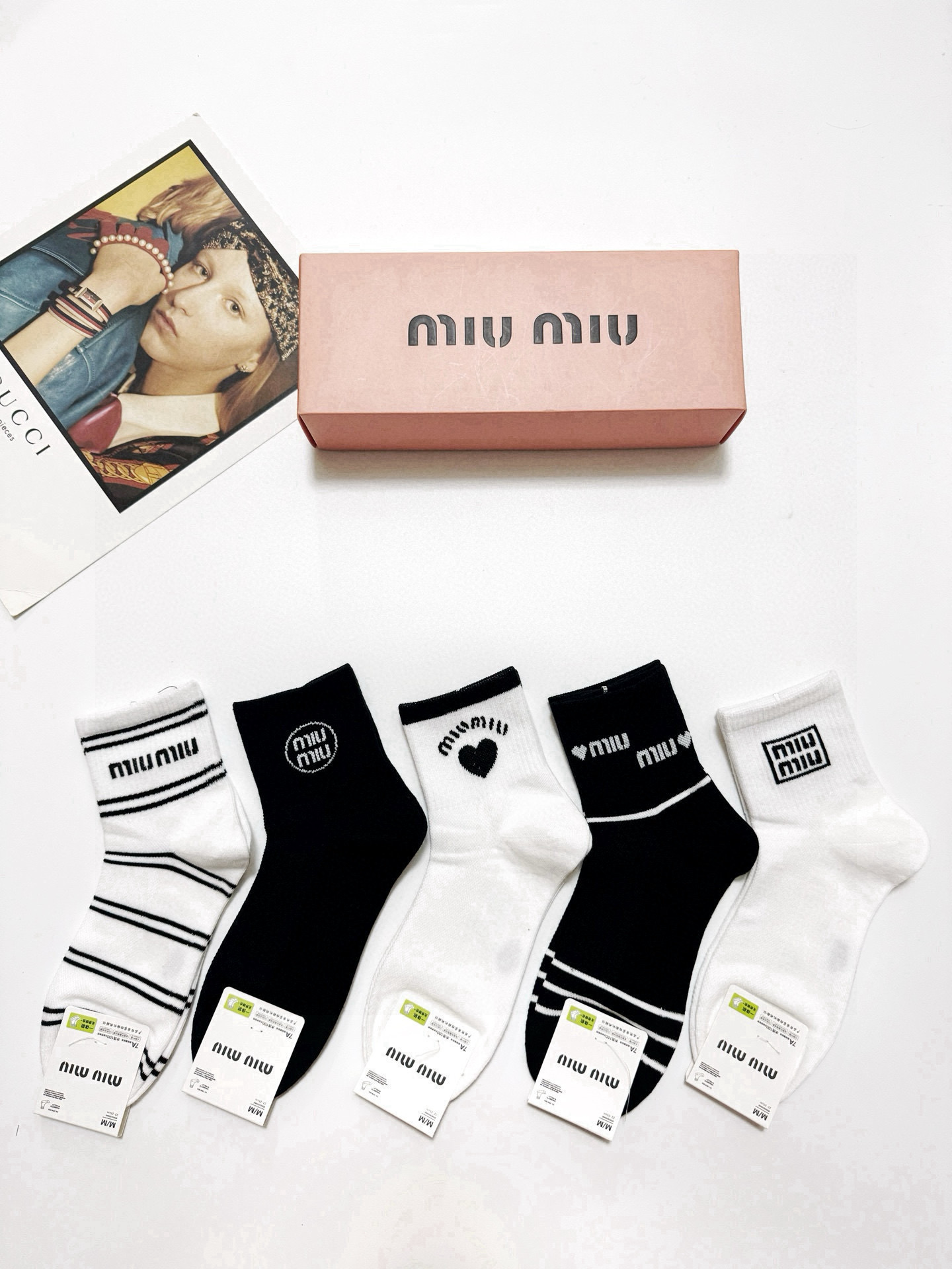  配包装
🌟【一盒5 双】
 🌟缪缪 miumiu 经典字母logo 短筒袜   ，ins超火爆短袜，纯