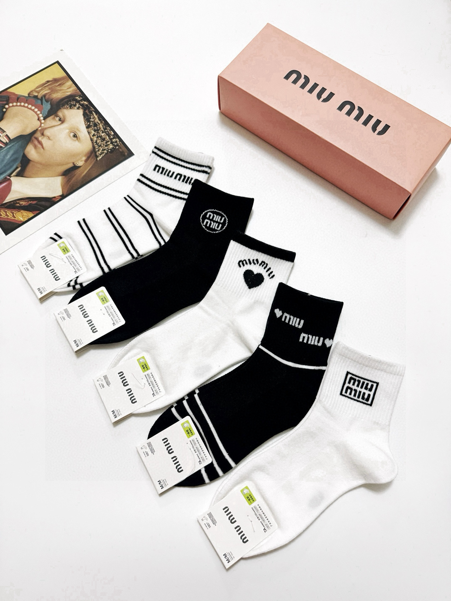  配包装
🌟【一盒5 双】
 🌟缪缪 miumiu 经典字母logo 短筒袜   ，ins超火爆短袜，纯