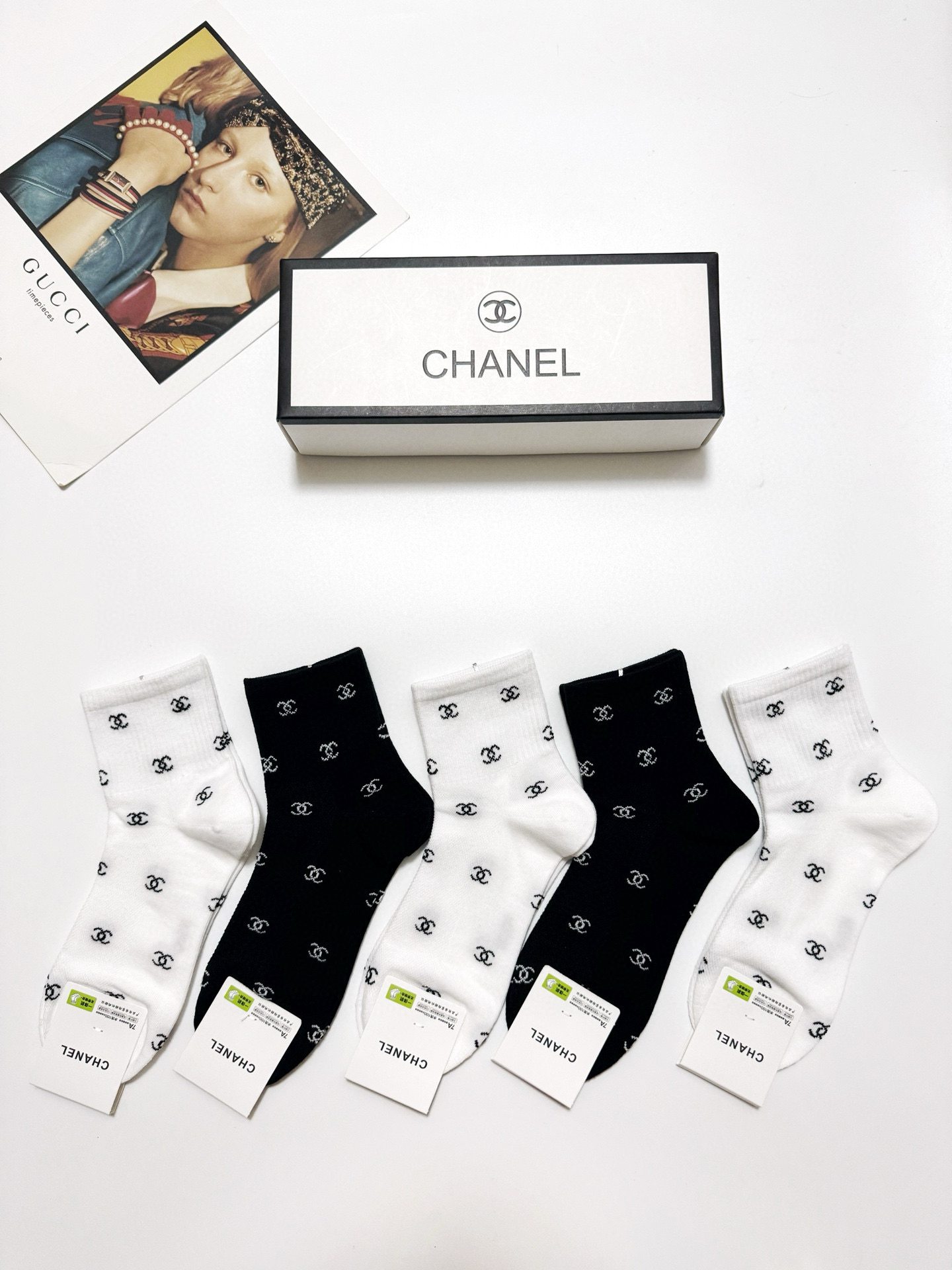  配包装
🌟【一盒5 双】
 🌟Chanel 香奈儿 经典字母logo 双C短筒袜   ，ins超火爆短