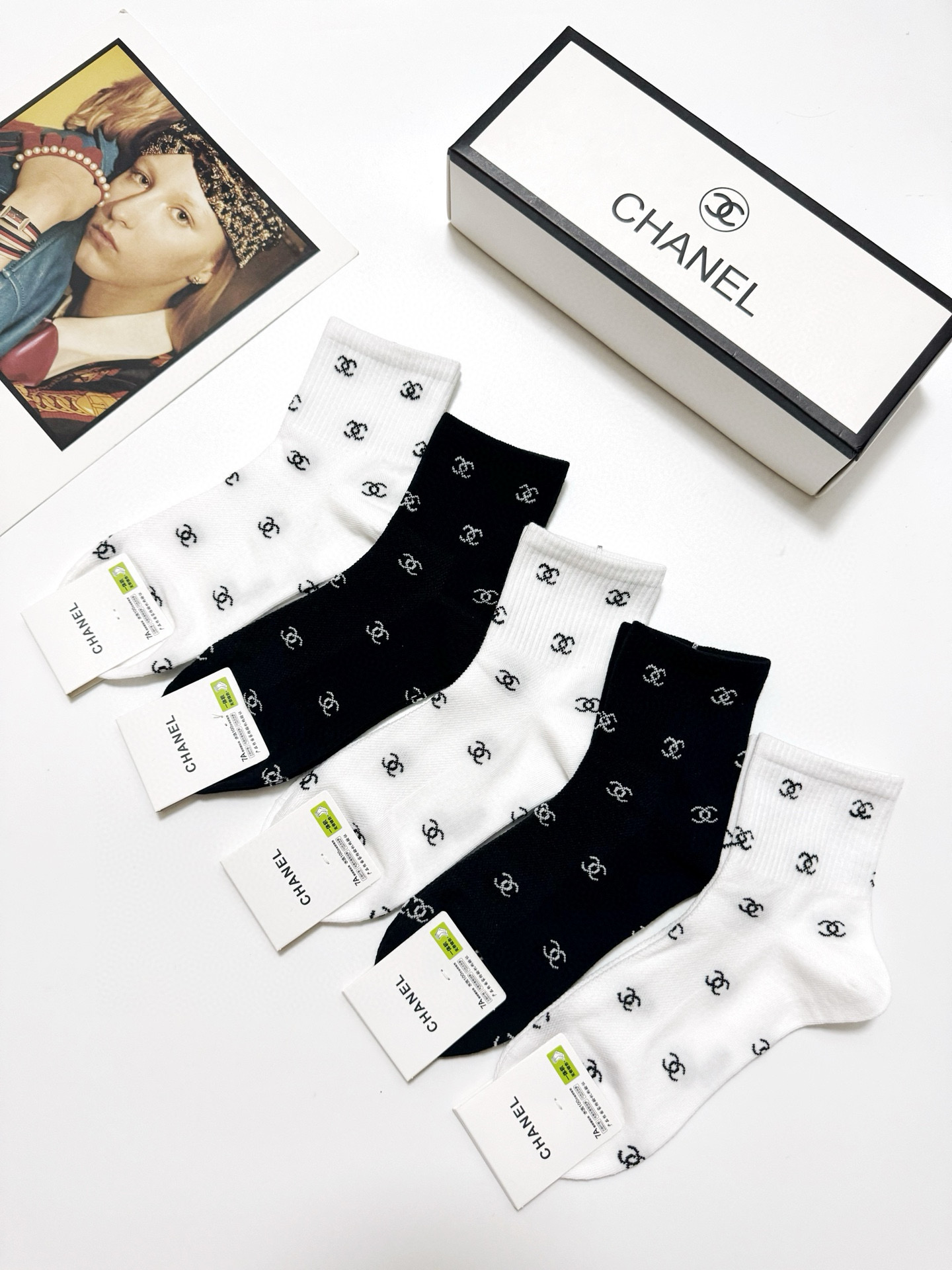  配包装
🌟【一盒5 双】
 🌟Chanel 香奈儿 经典字母logo 双C短筒袜   ，ins超火爆短