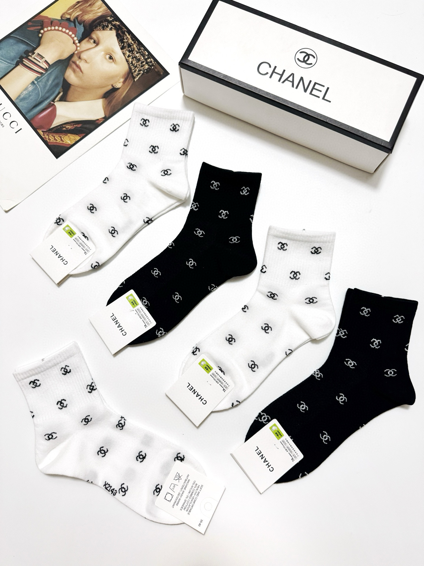  配包装
🌟【一盒5 双】
 🌟Chanel 香奈儿 经典字母logo 双C短筒袜   ，ins超火爆短