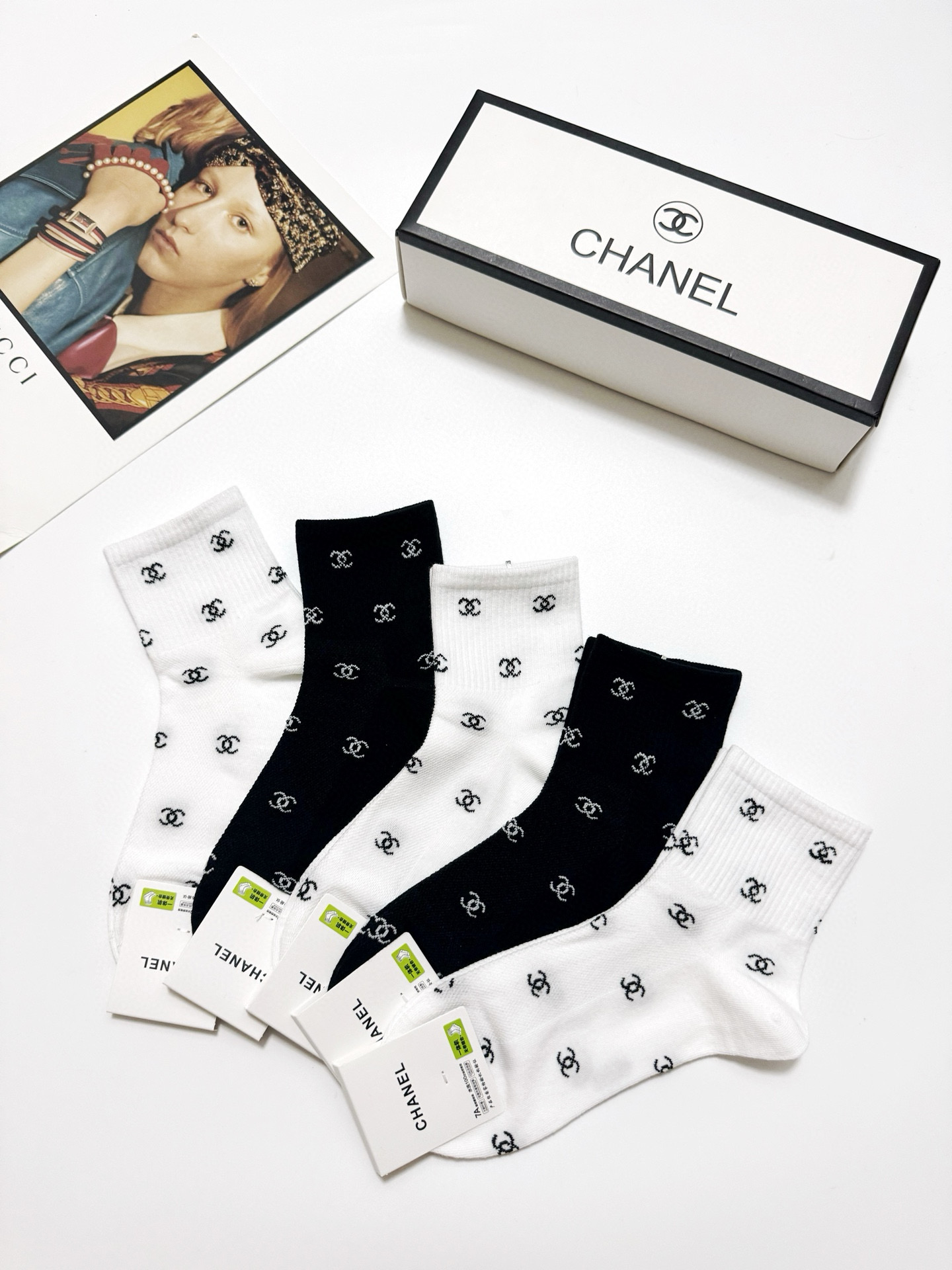  配包装
🌟【一盒5 双】
 🌟Chanel 香奈儿 经典字母logo 双C短筒袜   ，ins超火爆短