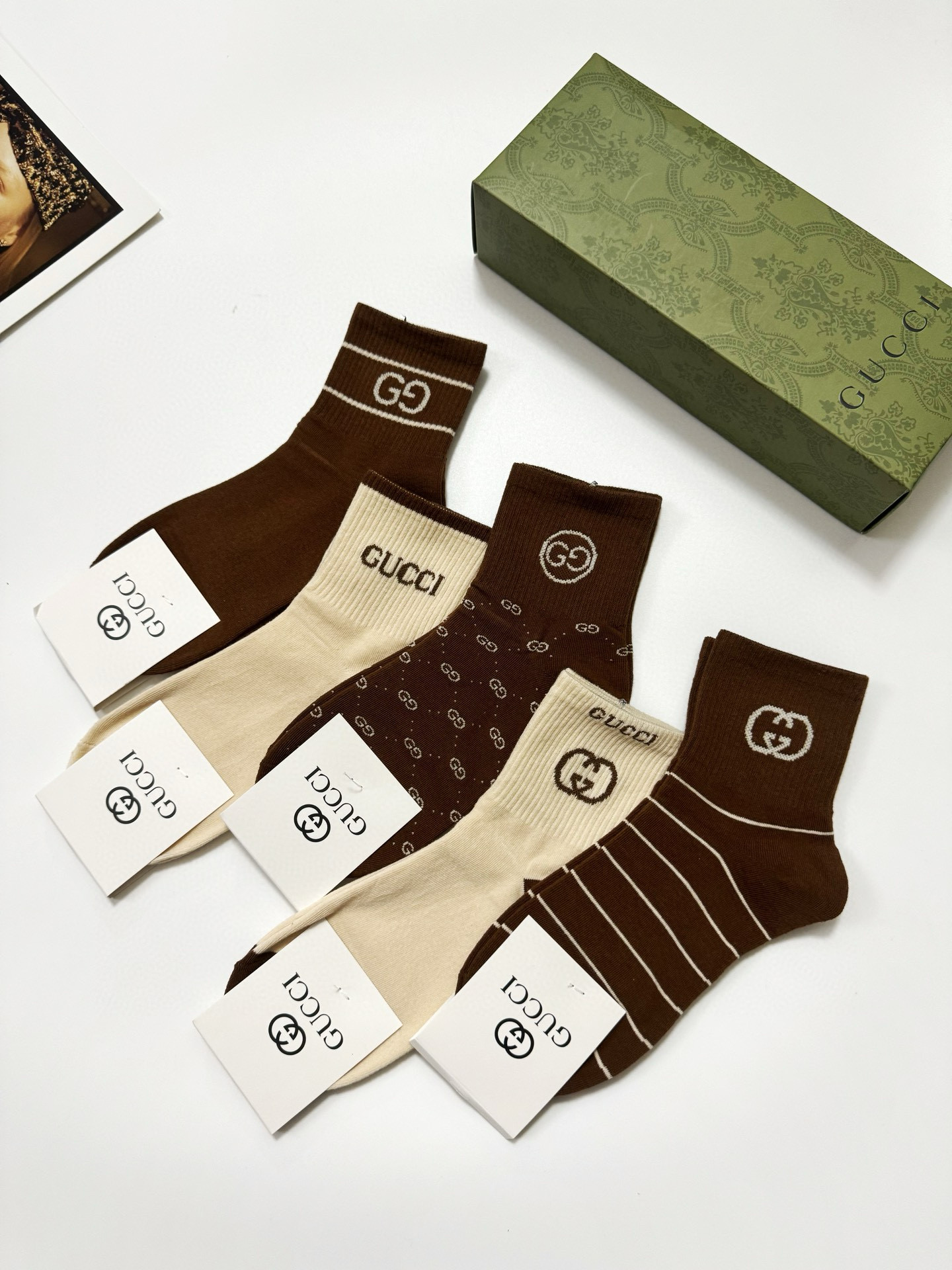 配包装
🌟【一盒5 双】
 🌟Gucci 古琦 经典字母logo 纯棉中筒袜   ，ins超火爆短袜，