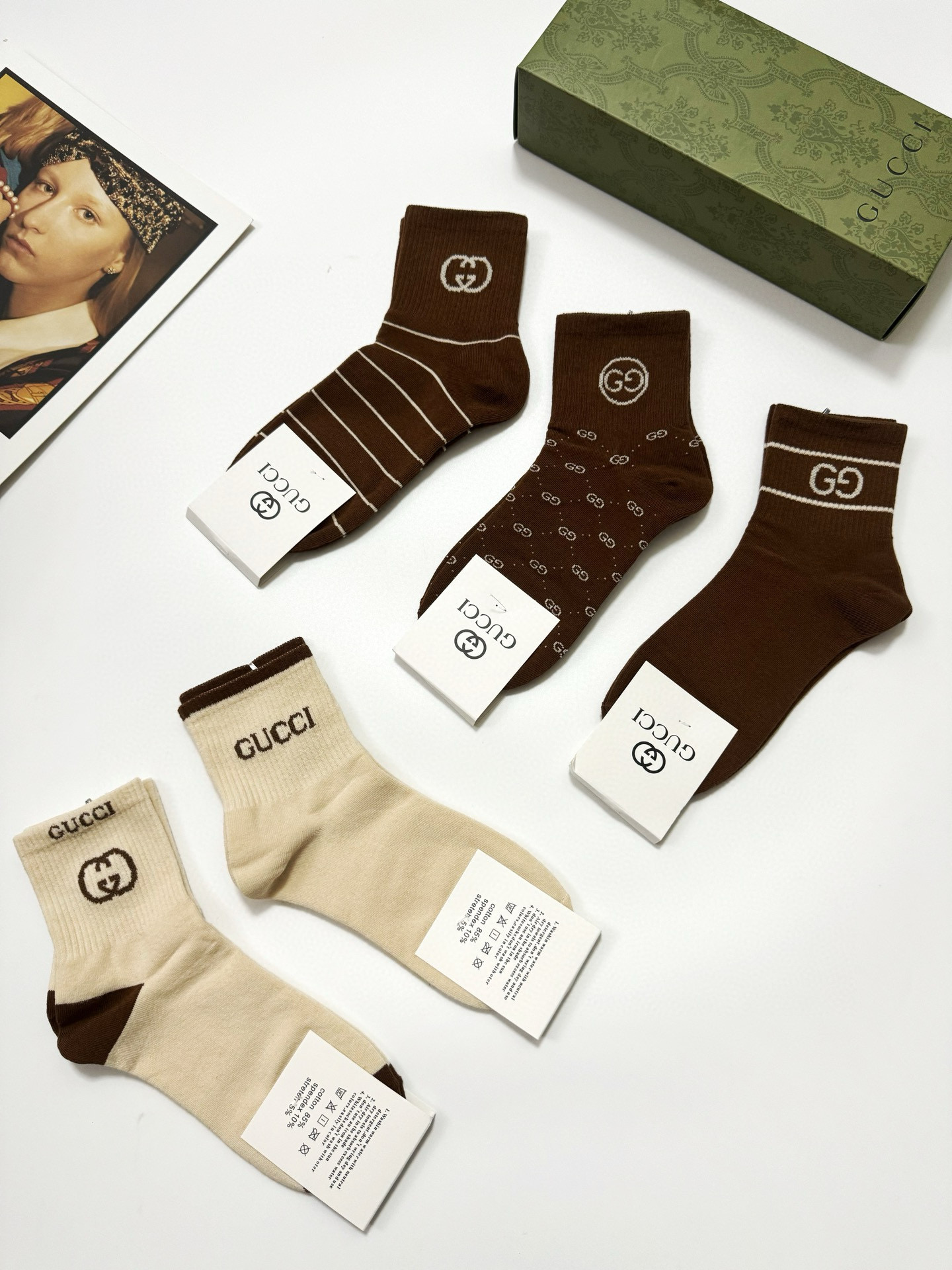  配包装
🌟【一盒5 双】
 🌟Gucci 古琦 经典字母logo 纯棉中筒袜   ，ins超火爆短袜，