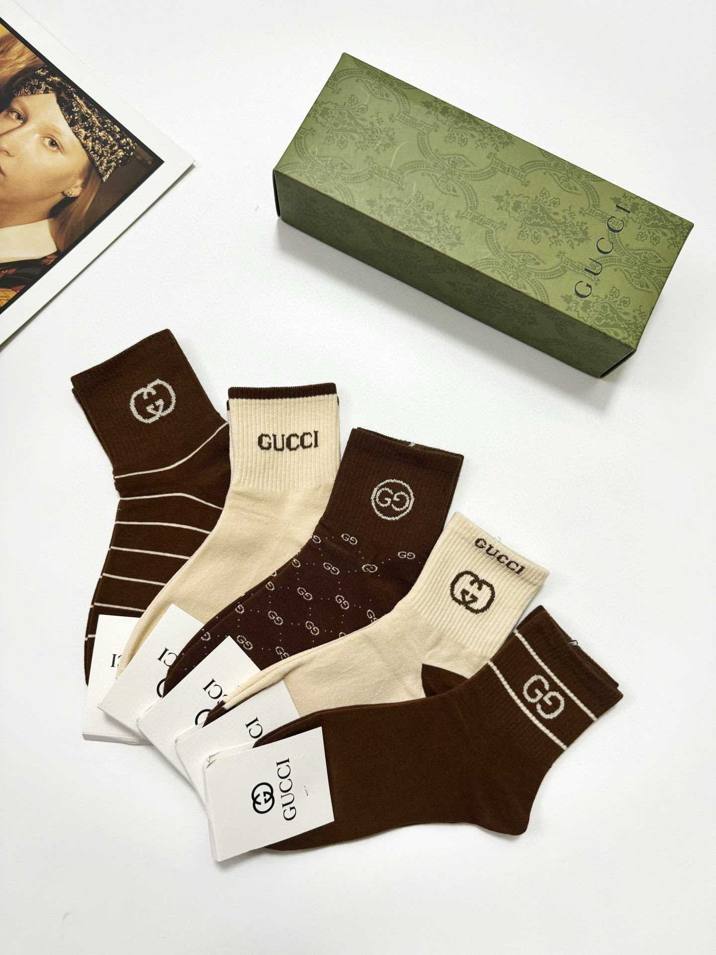  配包装
🌟【一盒5 双】
 🌟Gucci 古琦 经典字母logo 纯棉中筒袜   ，ins超火爆短袜，