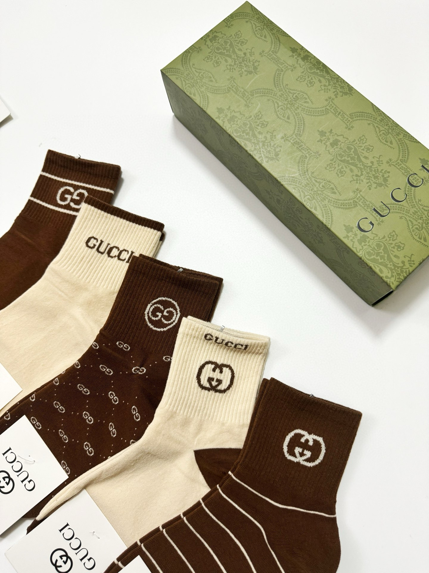  配包装
🌟【一盒5 双】
 🌟Gucci 古琦 经典字母logo 纯棉中筒袜   ，ins超火爆短袜，