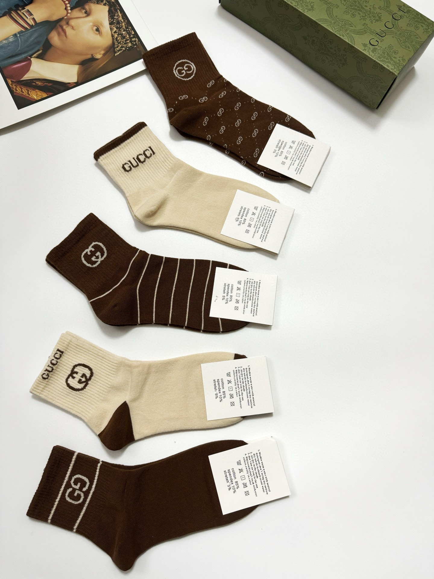  配包装
🌟【一盒5 双】
 🌟Gucci 古琦 经典字母logo 纯棉中筒袜   ，ins超火爆短袜，