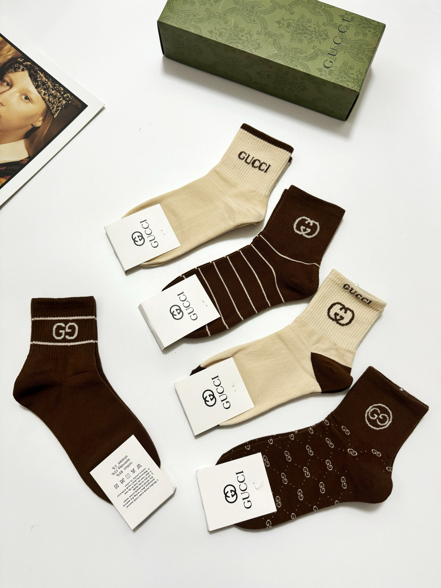  配包装
🌟【一盒5 双】
 🌟Gucci 古琦 经典字母logo 纯棉中筒袜   ，ins超火爆短袜，