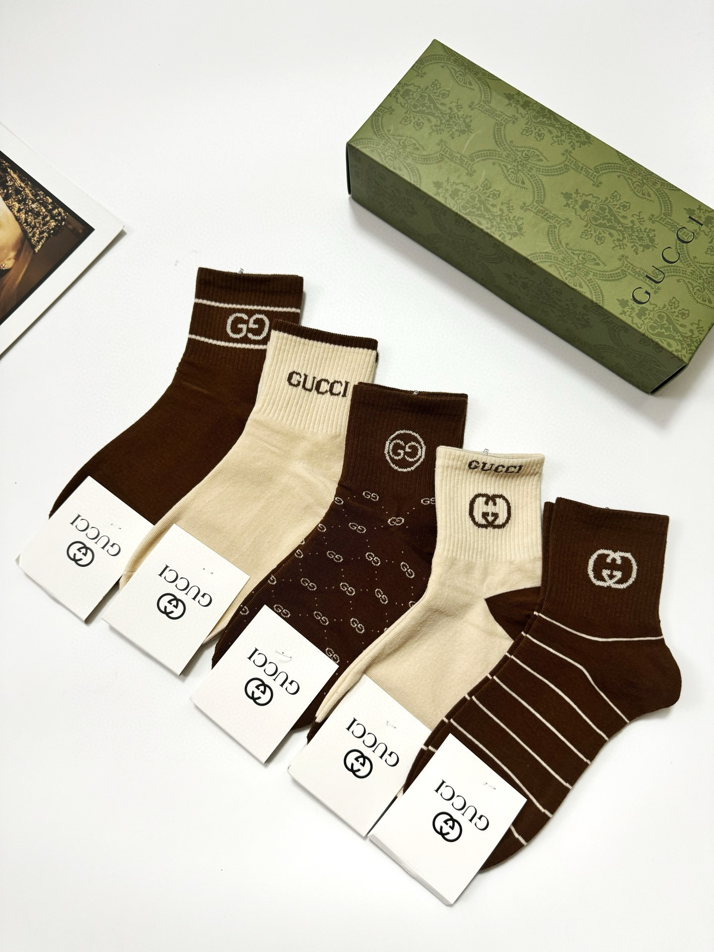  配包装
🌟【一盒5 双】
 🌟Gucci 古琦 经典字母logo 纯棉中筒袜   ，ins超火爆短袜，