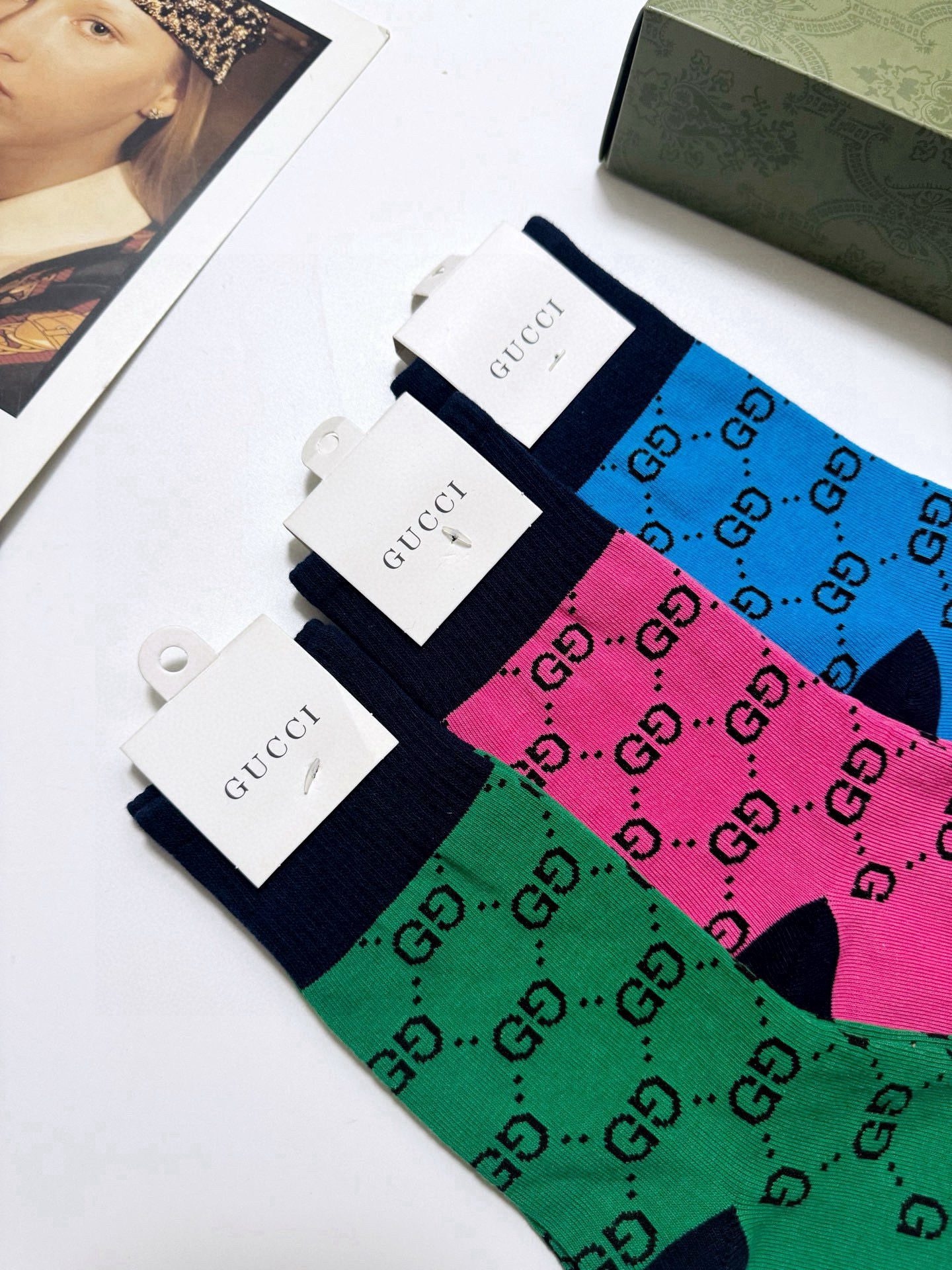  配包装
🌟【一盒3双】
🌟Gucci 古琦 经典字母 logo 纯棉 中筒袜  ！超级软糯亲肤！
🌟i