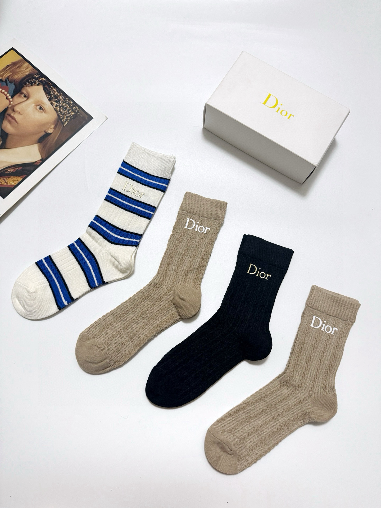  配包装
🌟【一盒4双】
🌟Dior 迪奥 经典字母 logo 纯棉 中筒袜  ！超级软糯亲肤！
🌟in