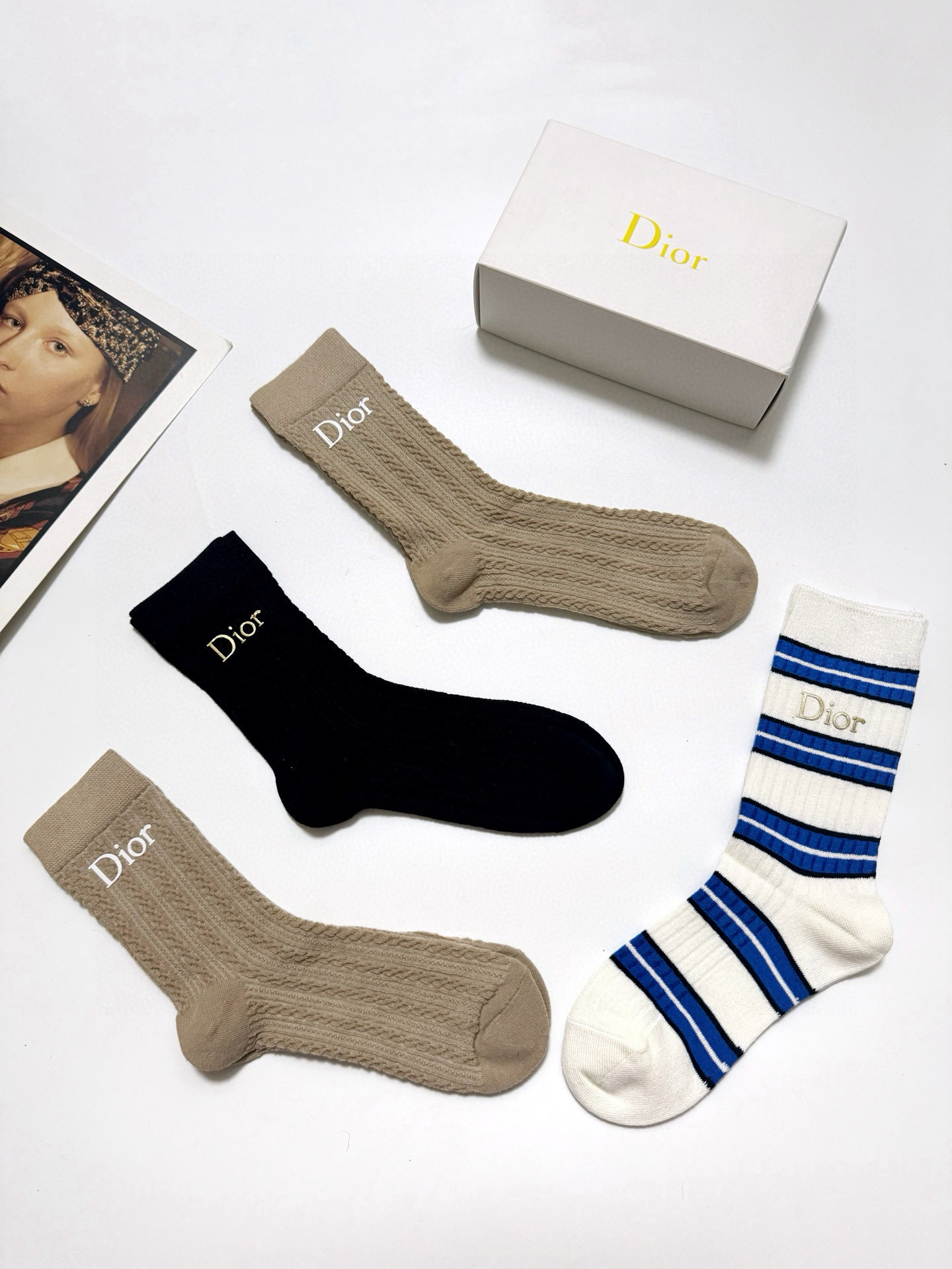  配包装
🌟【一盒4双】
🌟Dior 迪奥 经典字母 logo 纯棉 中筒袜  ！超级软糯亲肤！
🌟in
