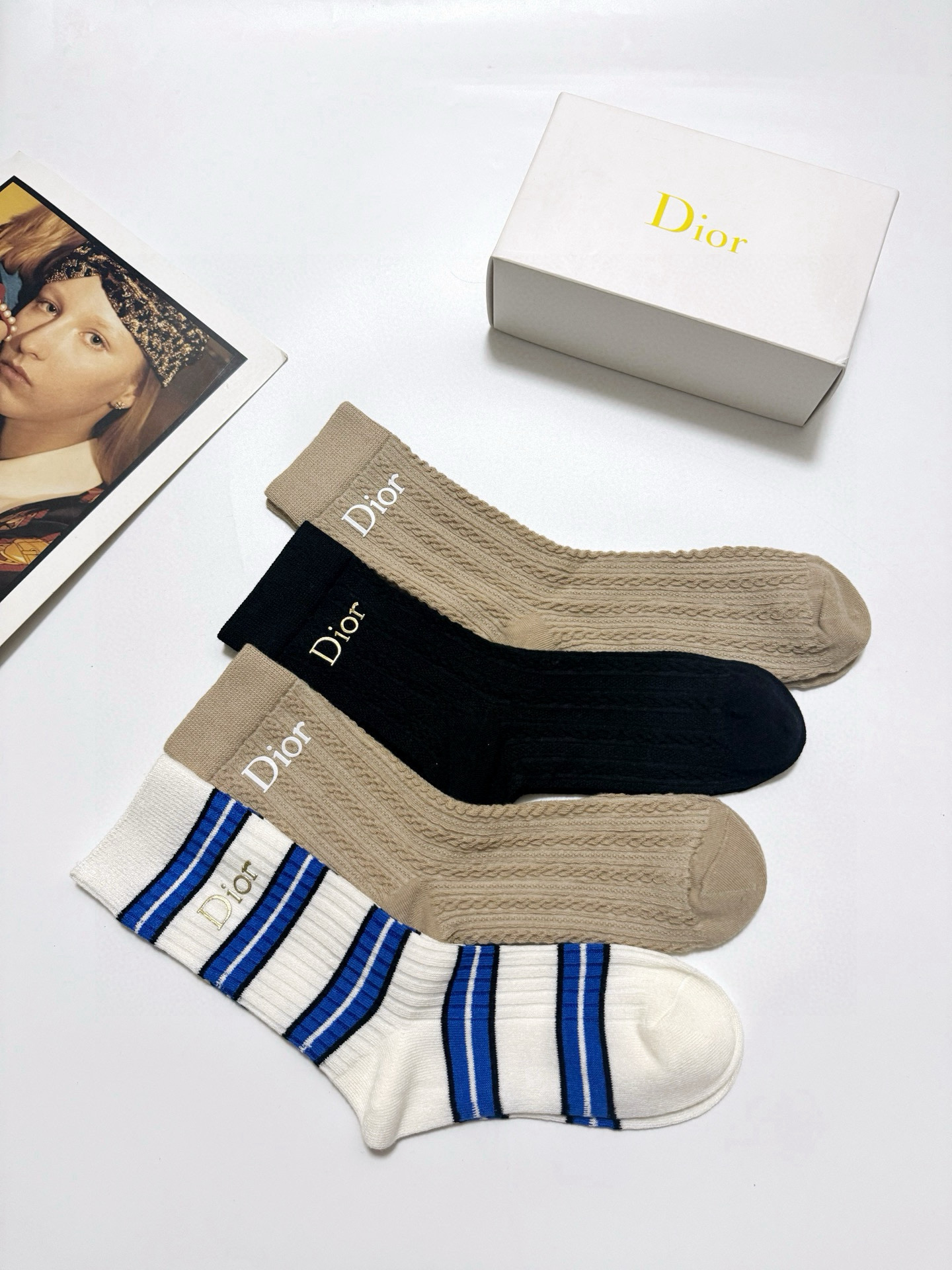  配包装
🌟【一盒4双】
🌟Dior 迪奥 经典字母 logo 纯棉 中筒袜  ！超级软糯亲肤！
🌟in