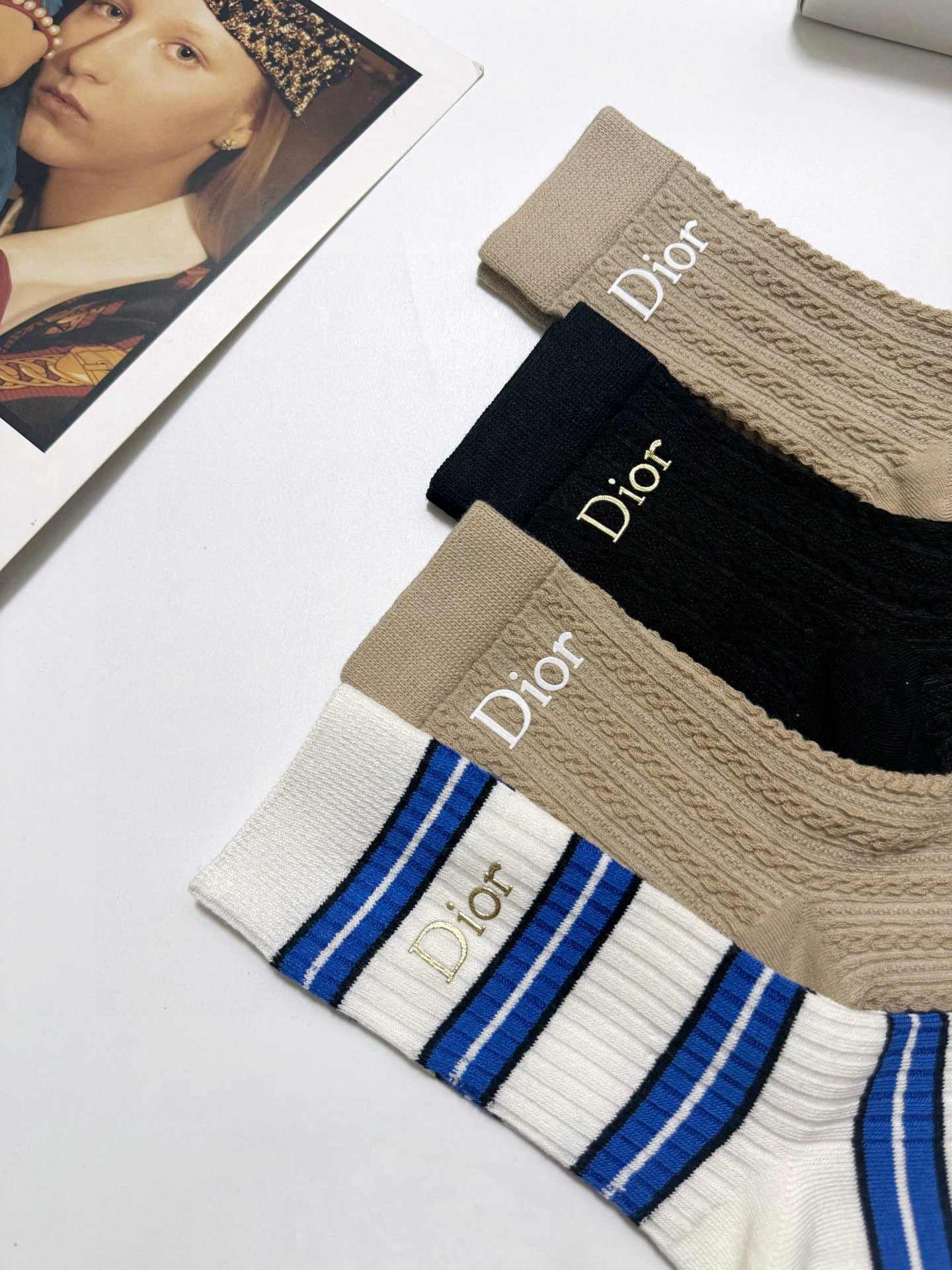  配包装
🌟【一盒4双】
🌟Dior 迪奥 经典字母 logo 纯棉 中筒袜  ！超级软糯亲肤！
🌟in