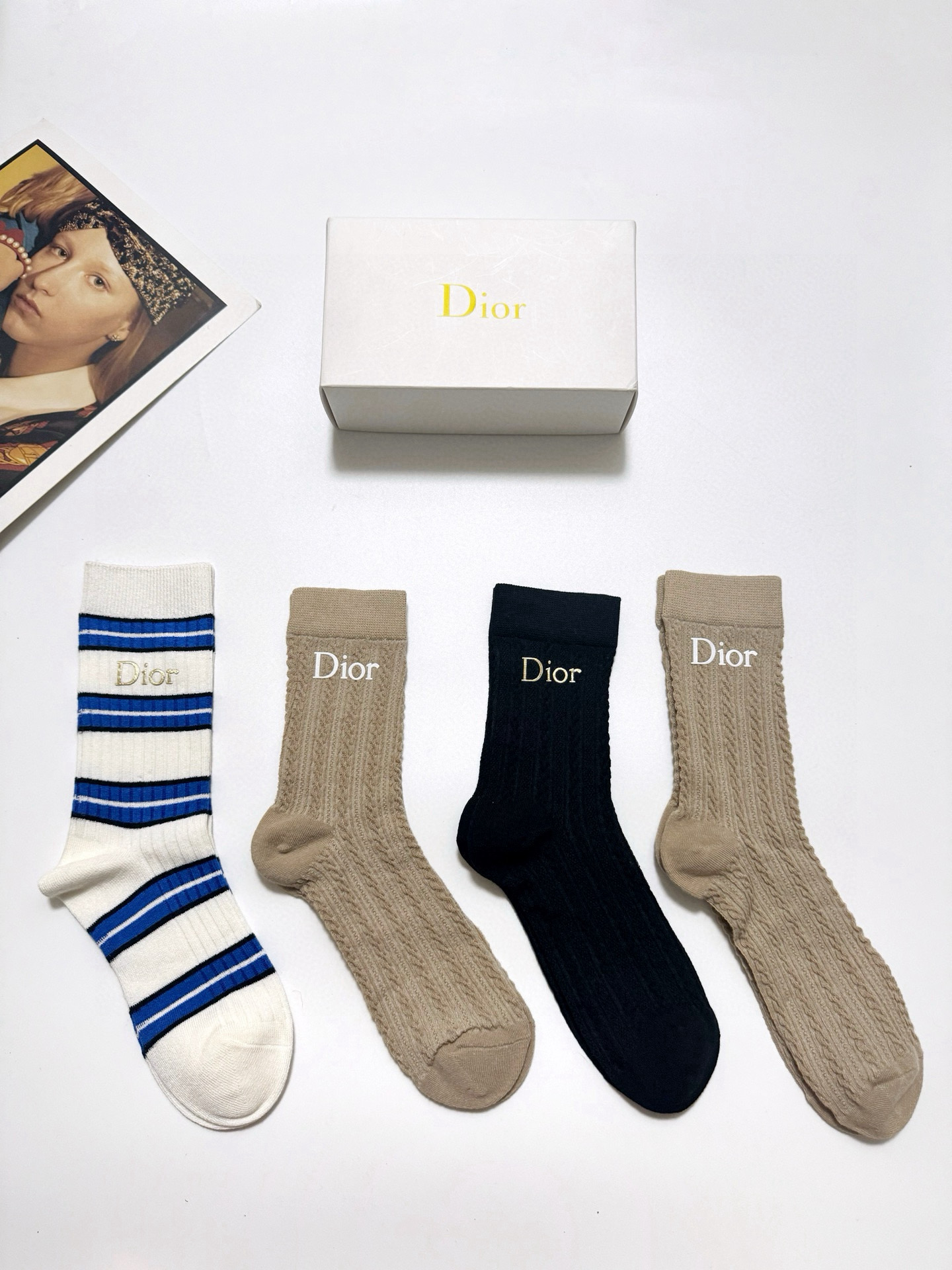  配包装
🌟【一盒4双】
🌟Dior 迪奥 经典字母 logo 纯棉 中筒袜  ！超级软糯亲肤！
🌟in
