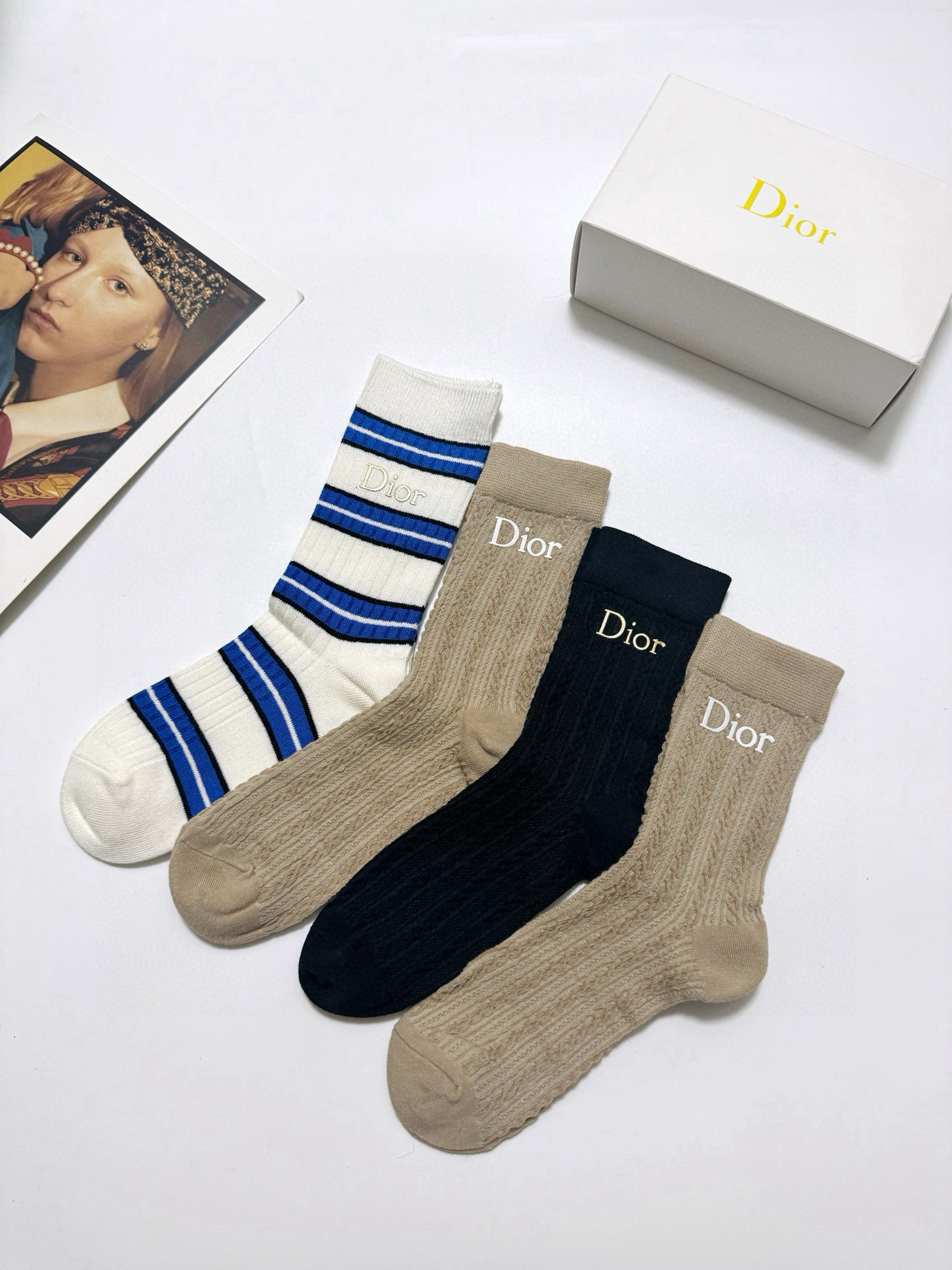  配包装
🌟【一盒4双】
🌟Dior 迪奥 经典字母 logo 纯棉 中筒袜  ！超级软糯亲肤！
🌟in