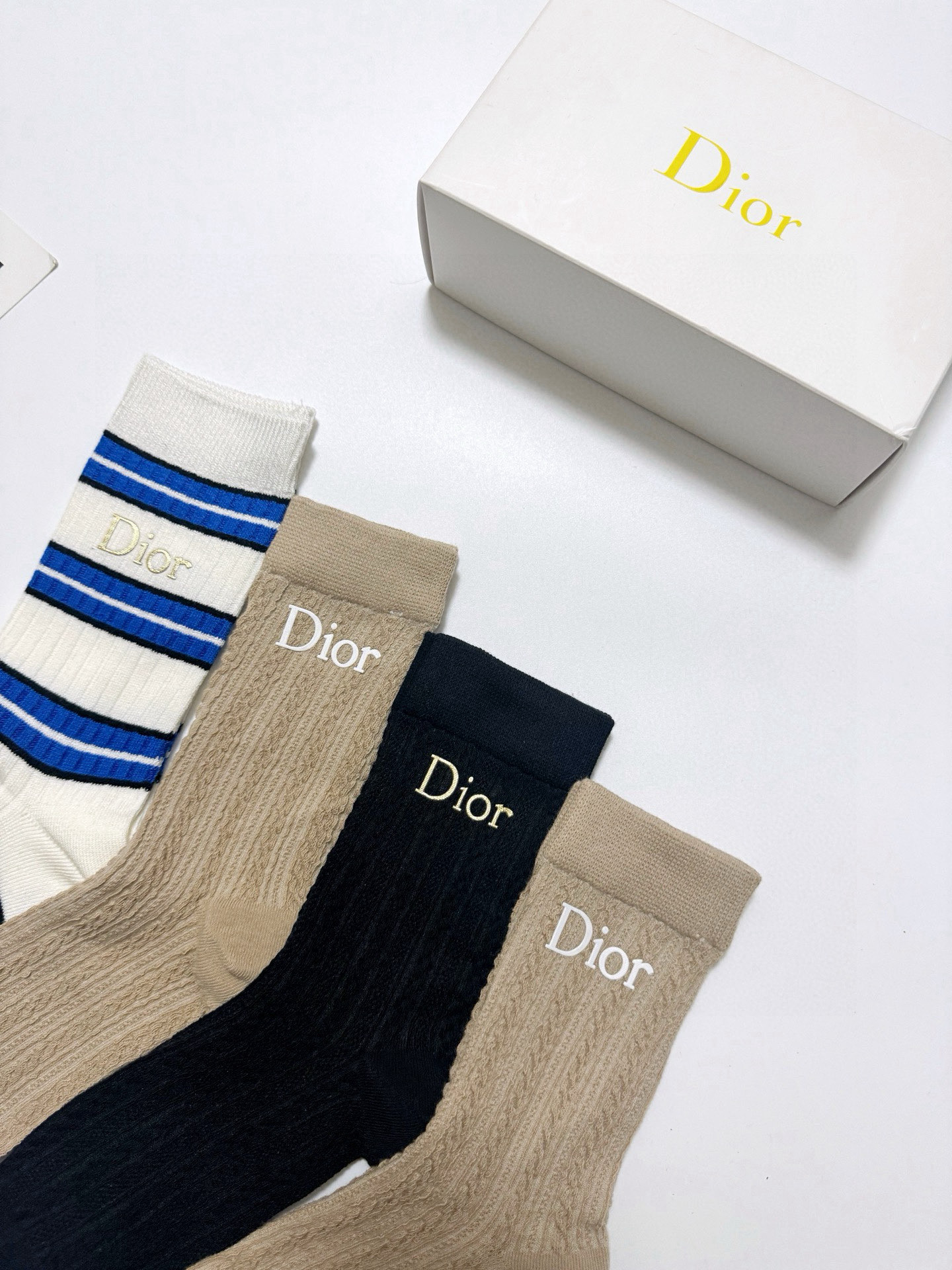  配包装
🌟【一盒4双】
🌟Dior 迪奥 经典字母 logo 纯棉 中筒袜  ！超级软糯亲肤！
🌟in