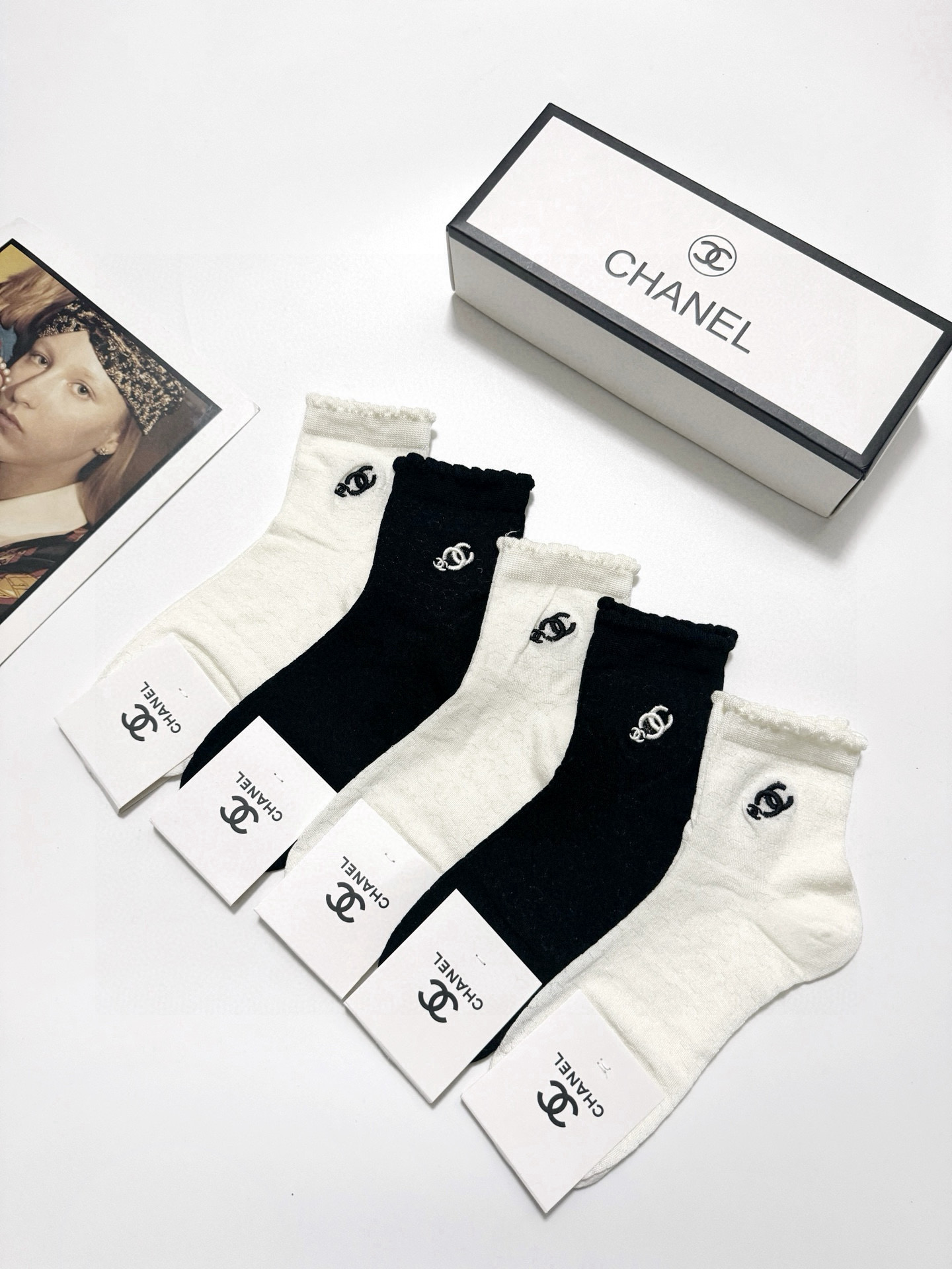  配包装
🌟【一盒5 双】
 🌟Chanel 香奈儿 经典字母logo 双C短筒袜   ，ins超火爆短