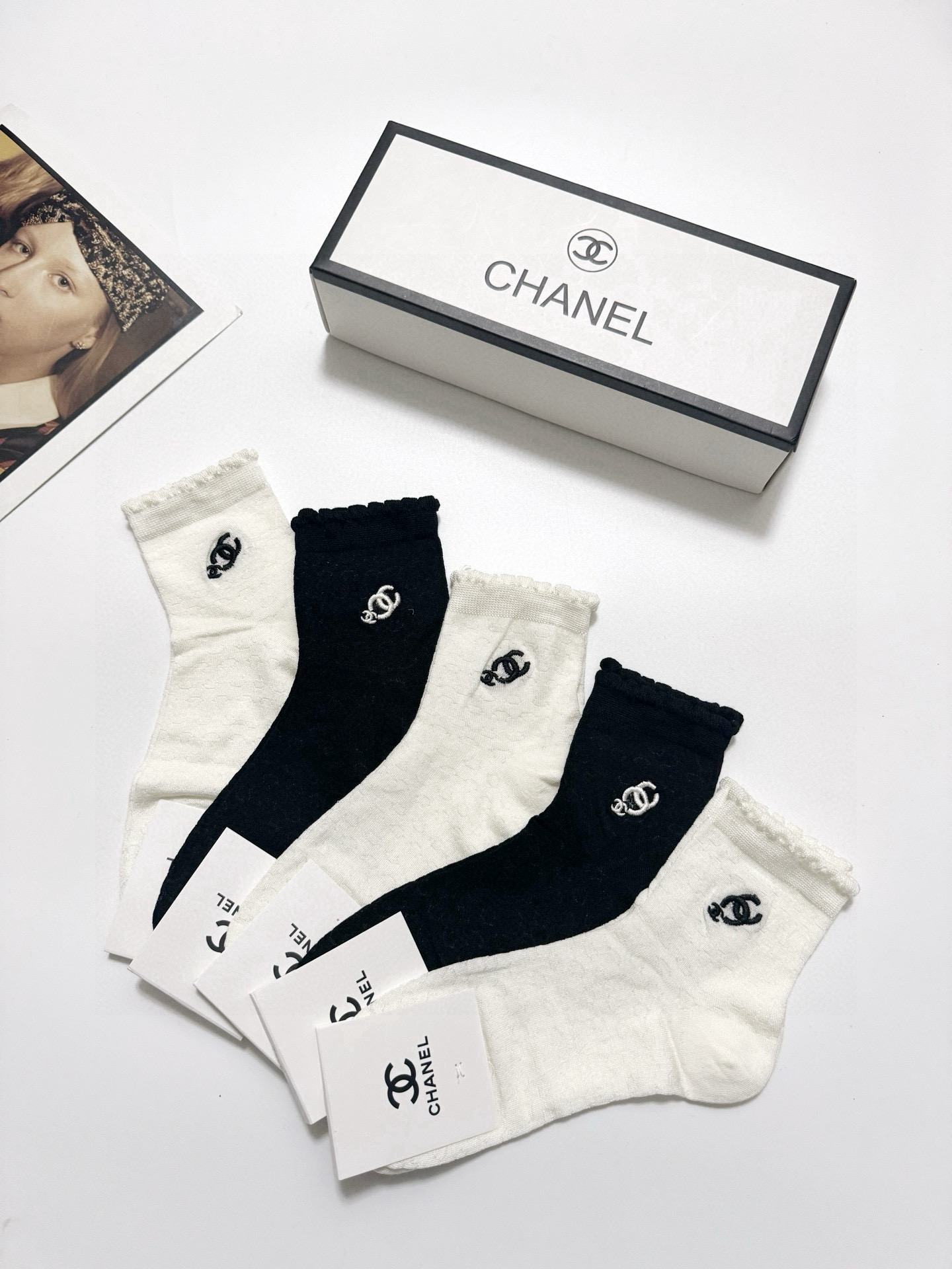  配包装
🌟【一盒5 双】
 🌟Chanel 香奈儿 经典字母logo 双C短筒袜   ，ins超火爆短