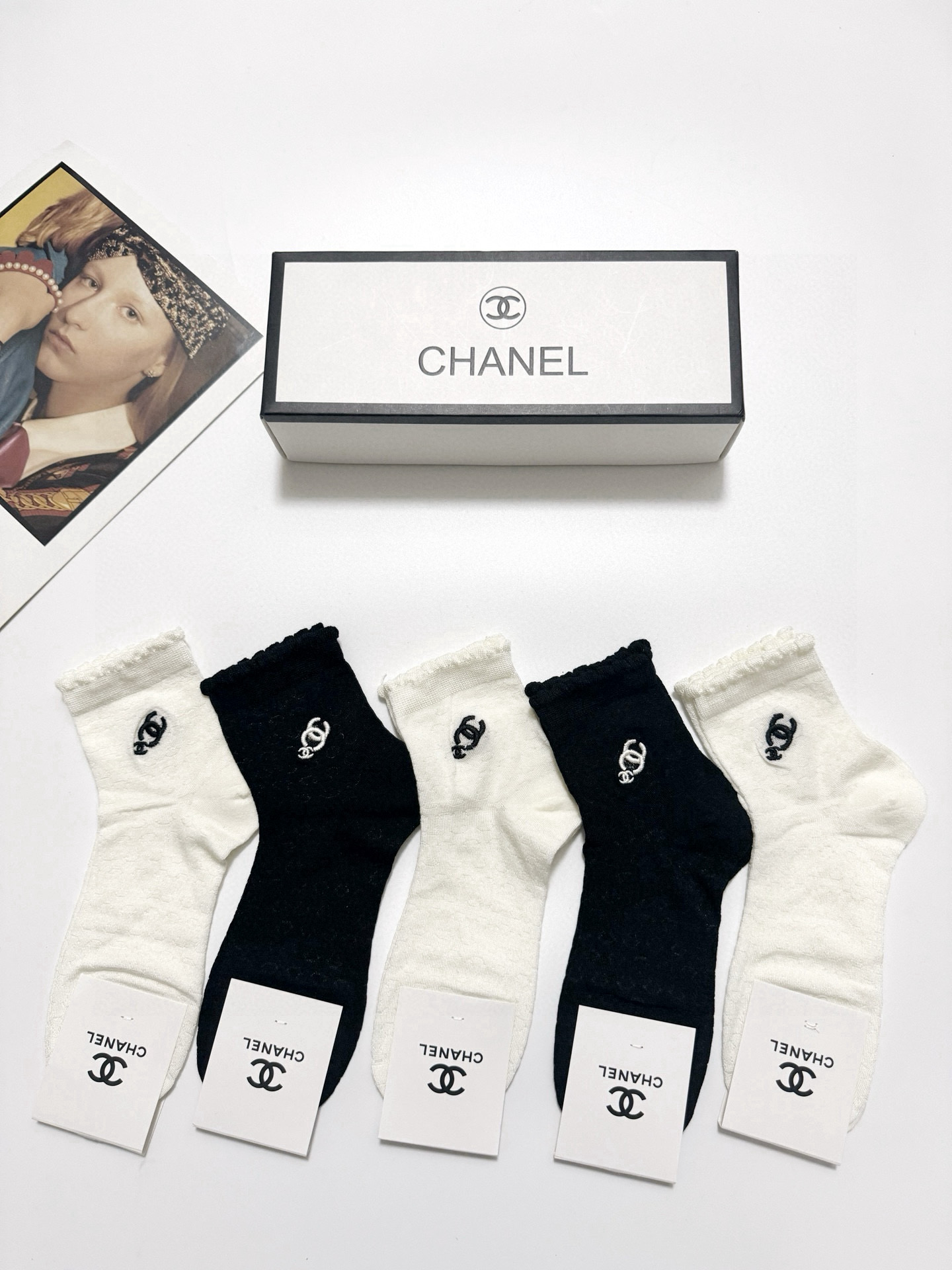  配包装
🌟【一盒5 双】
 🌟Chanel 香奈儿 经典字母logo 双C短筒袜   ，ins超火爆短
