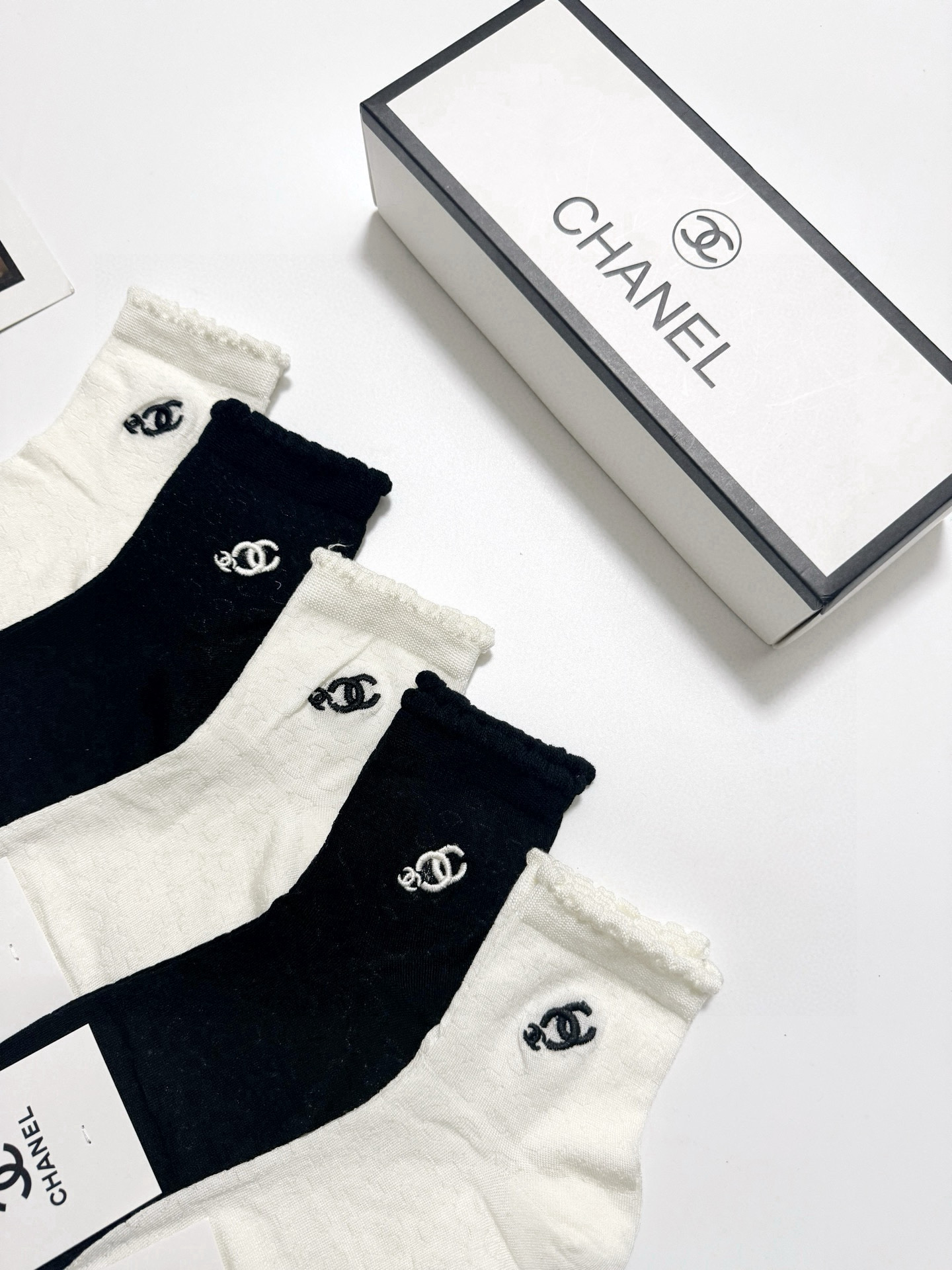  配包装
🌟【一盒5 双】
 🌟Chanel 香奈儿 经典字母logo 双C短筒袜   ，ins超火爆短