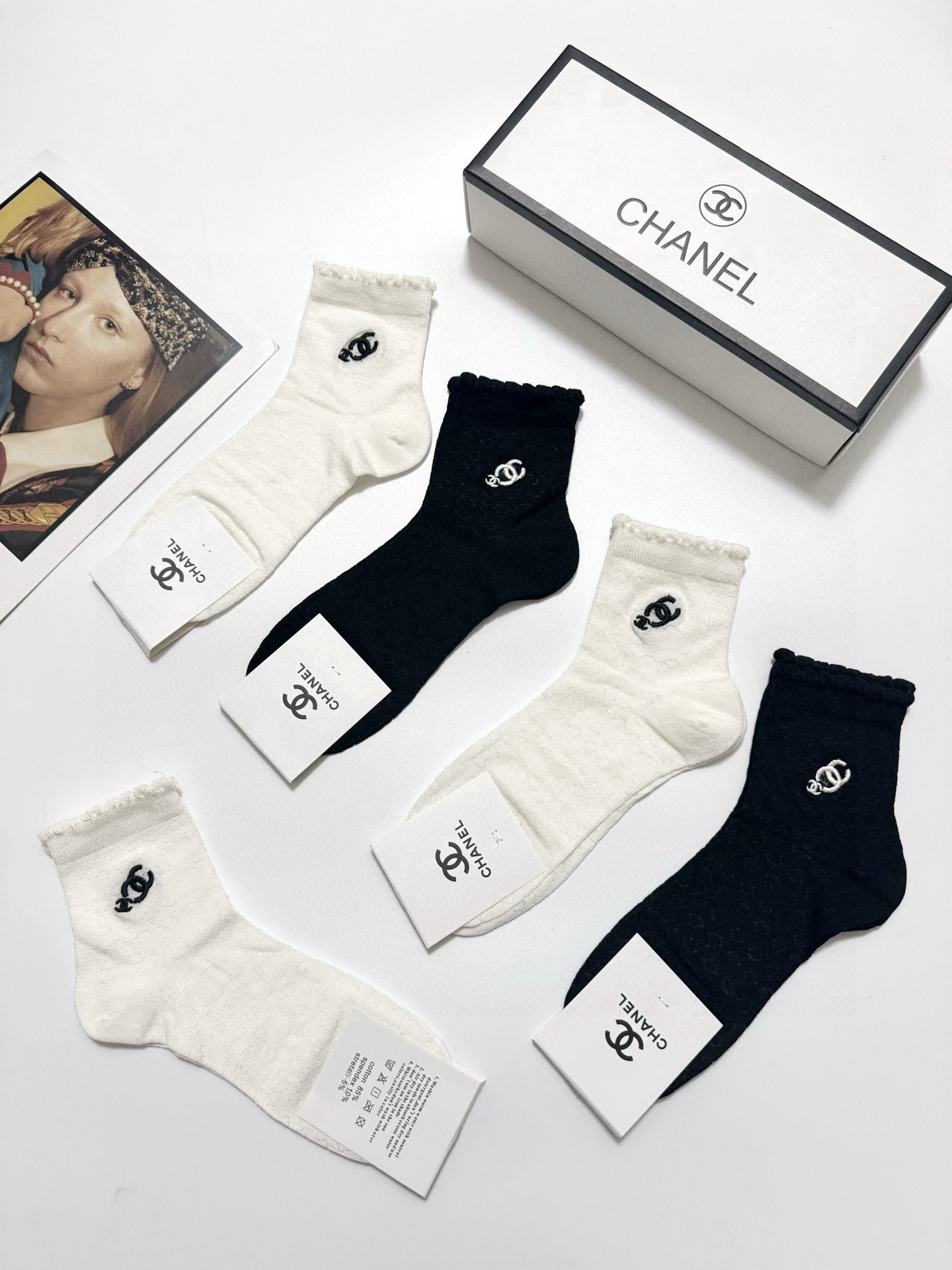  配包装
🌟【一盒5 双】
 🌟Chanel 香奈儿 经典字母logo 双C短筒袜   ，ins超火爆短
