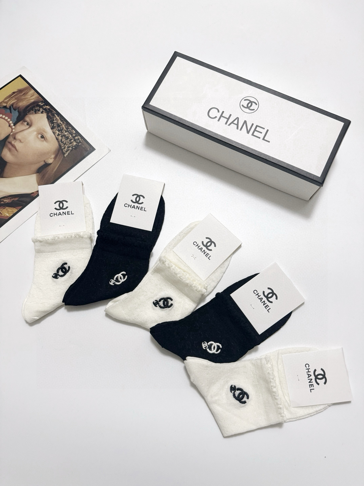  配包装
🌟【一盒5 双】
 🌟Chanel 香奈儿 经典字母logo 双C短筒袜   ，ins超火爆短