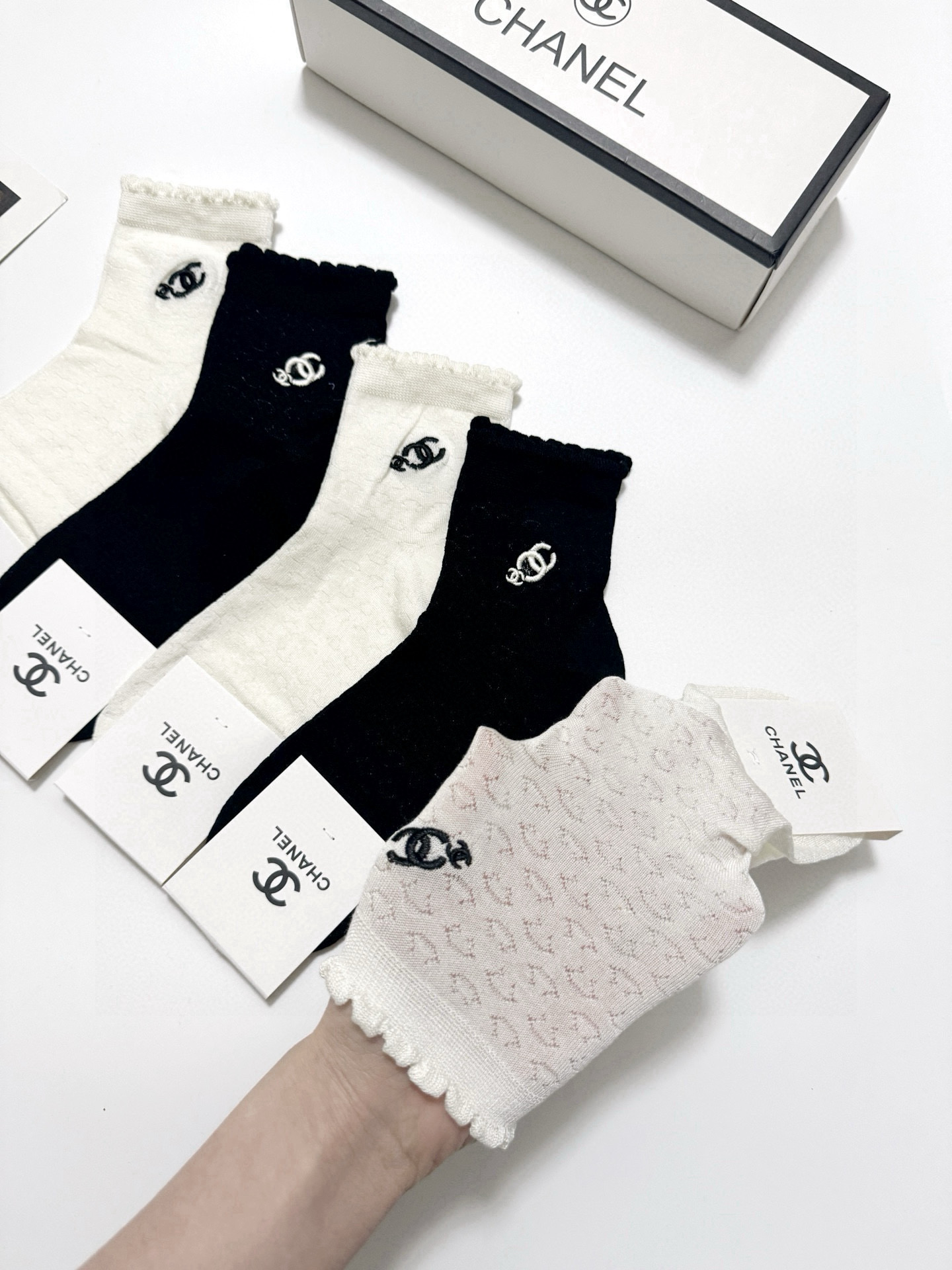  配包装
🌟【一盒5 双】
 🌟Chanel 香奈儿 经典字母logo 双C短筒袜   ，ins超火爆短