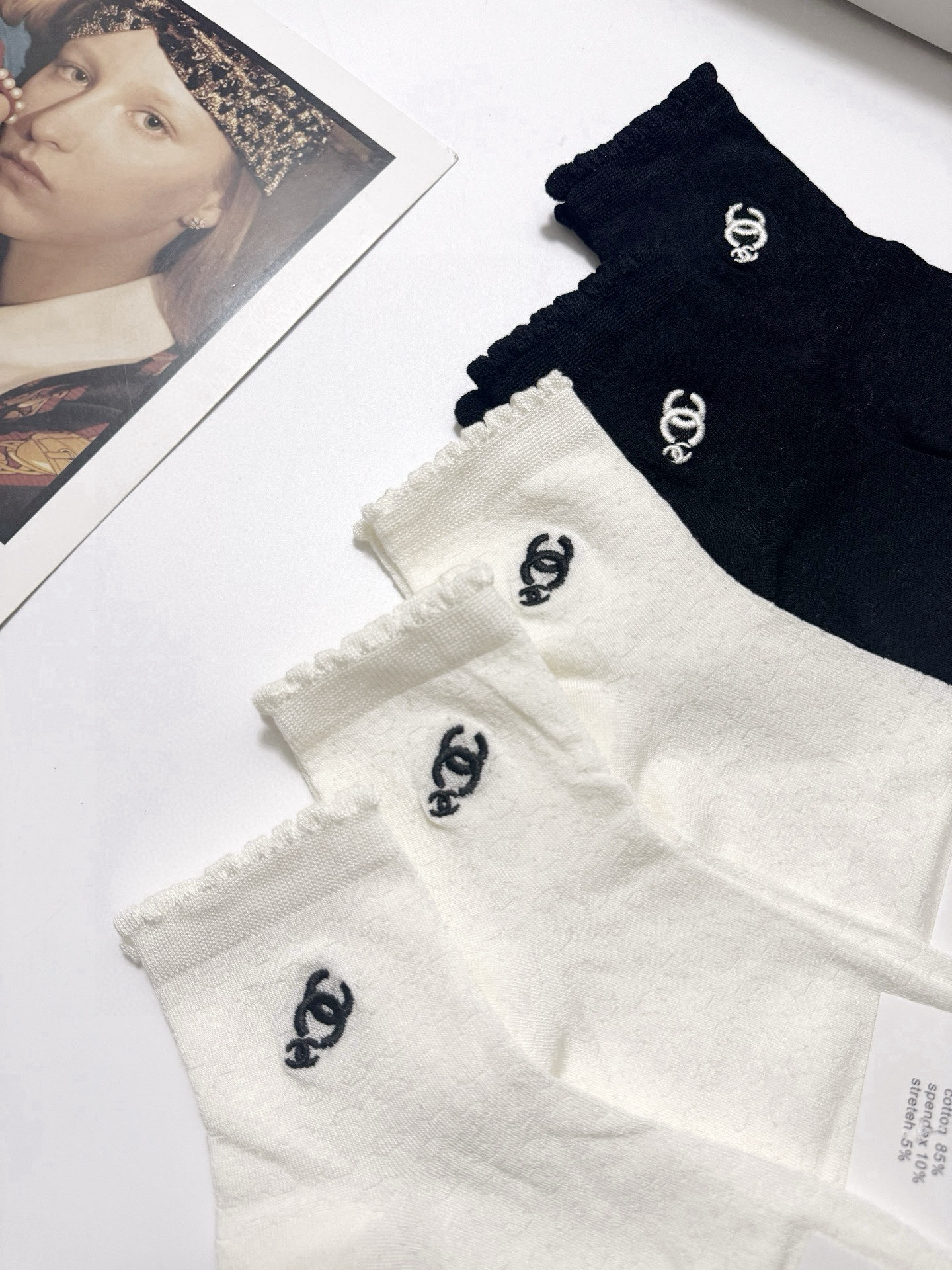  配包装
🌟【一盒5 双】
 🌟Chanel 香奈儿 经典字母logo 双C短筒袜   ，ins超火爆短