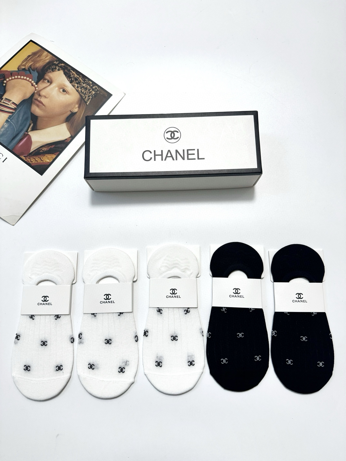  配包装
🌟【一盒5双】
 🌟Chanel 香奈儿 经典字母logo 纯棉船袜   ，ins超火爆空调袜