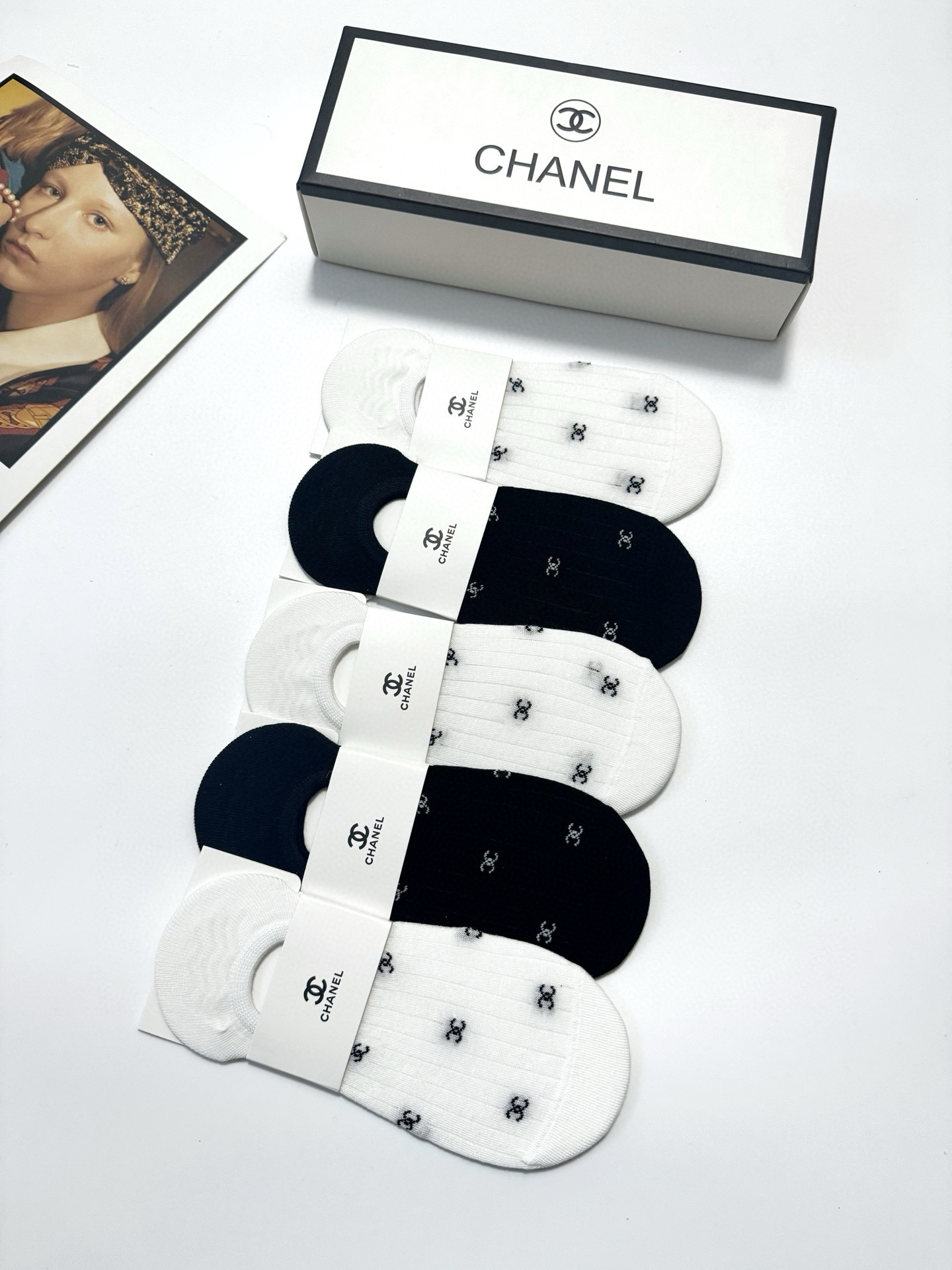  配包装
🌟【一盒5双】
 🌟Chanel 香奈儿 经典字母logo 纯棉船袜   ，ins超火爆空调袜