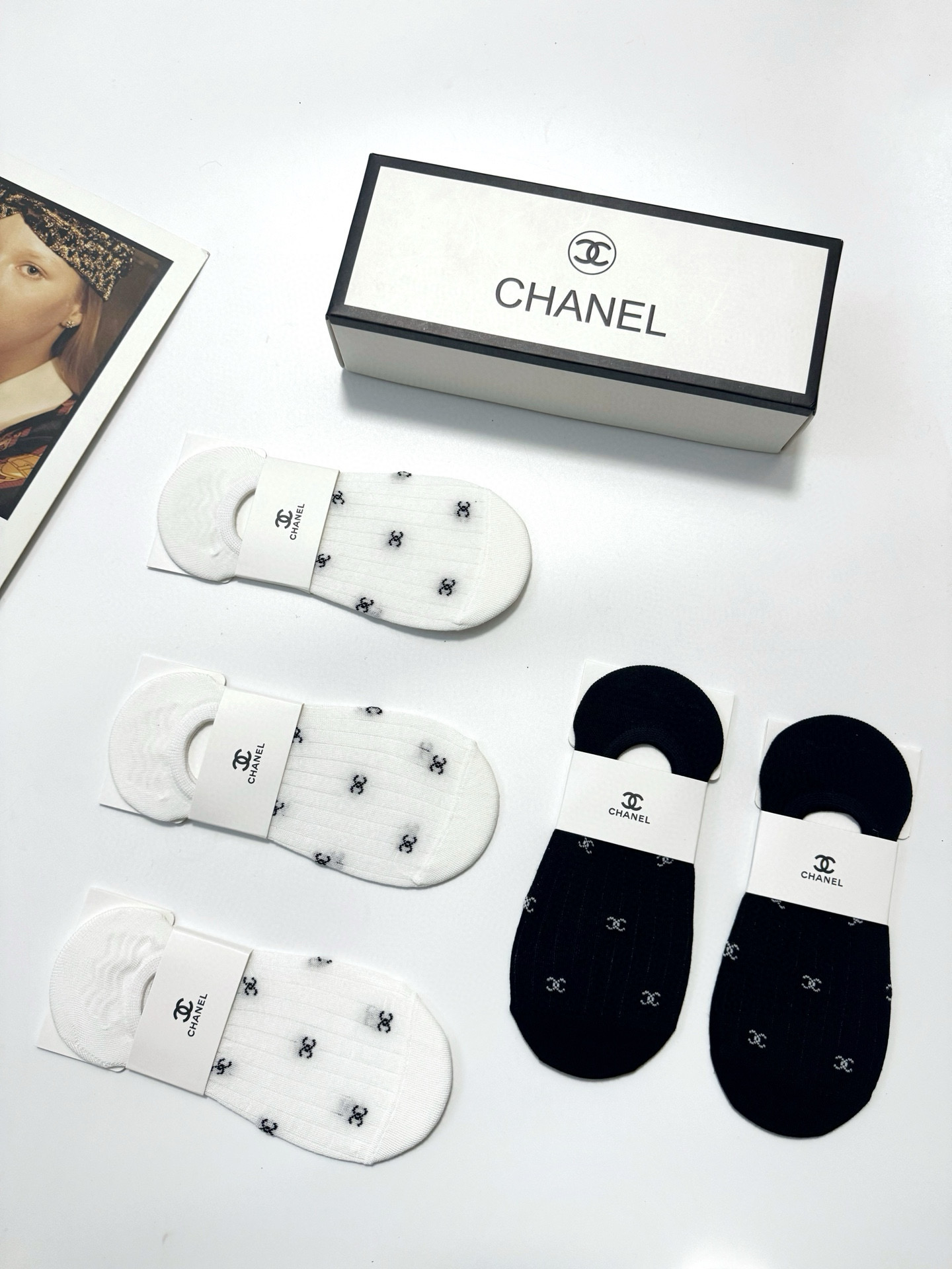  配包装
🌟【一盒5双】
 🌟Chanel 香奈儿 经典字母logo 纯棉船袜   ，ins超火爆空调袜